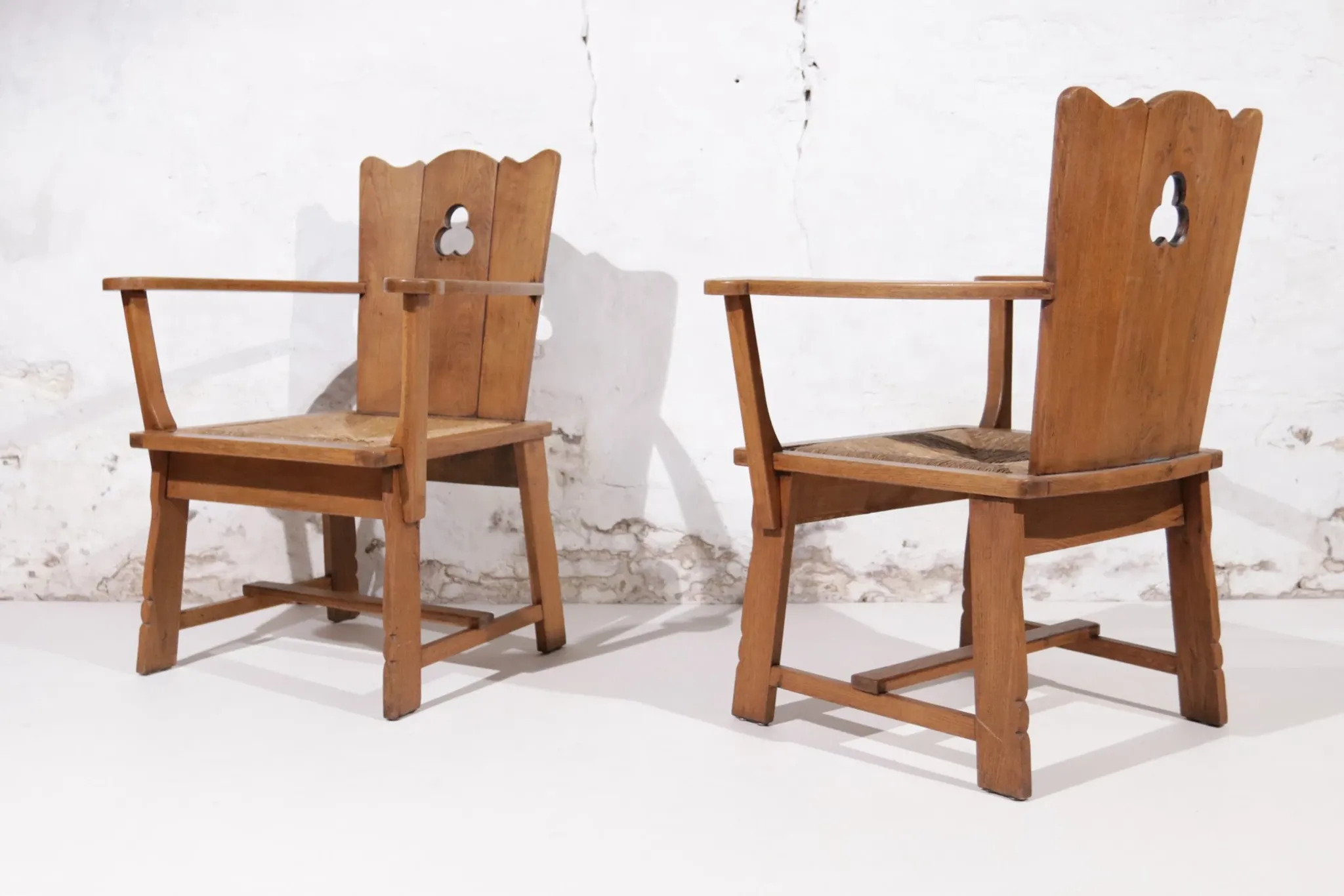 Pair of brutalist oak throne chairs with rush seats – Netherlands, 1930s