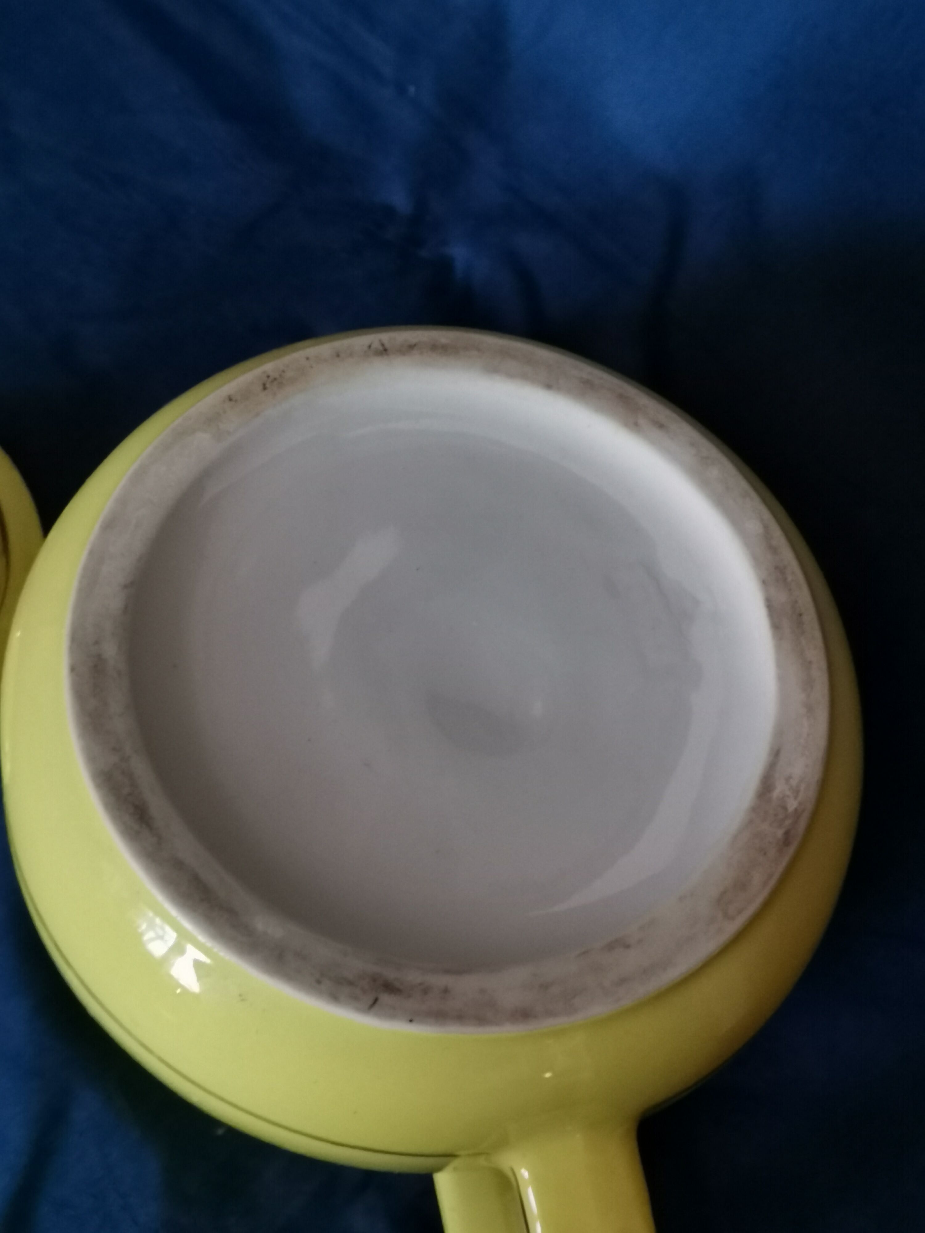 Théière ancienne jaune frise dorée