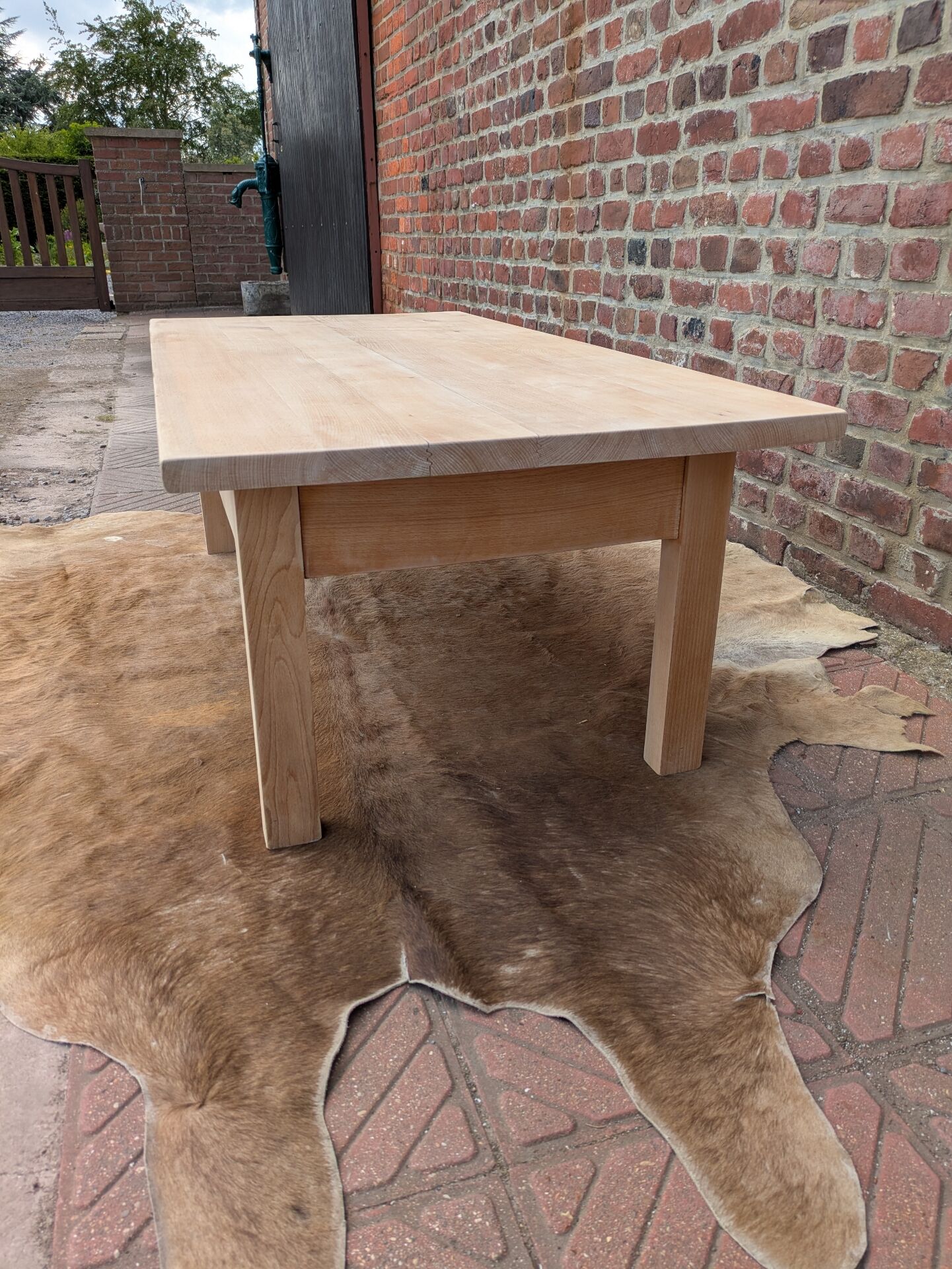 Table basse en hêtre brut
