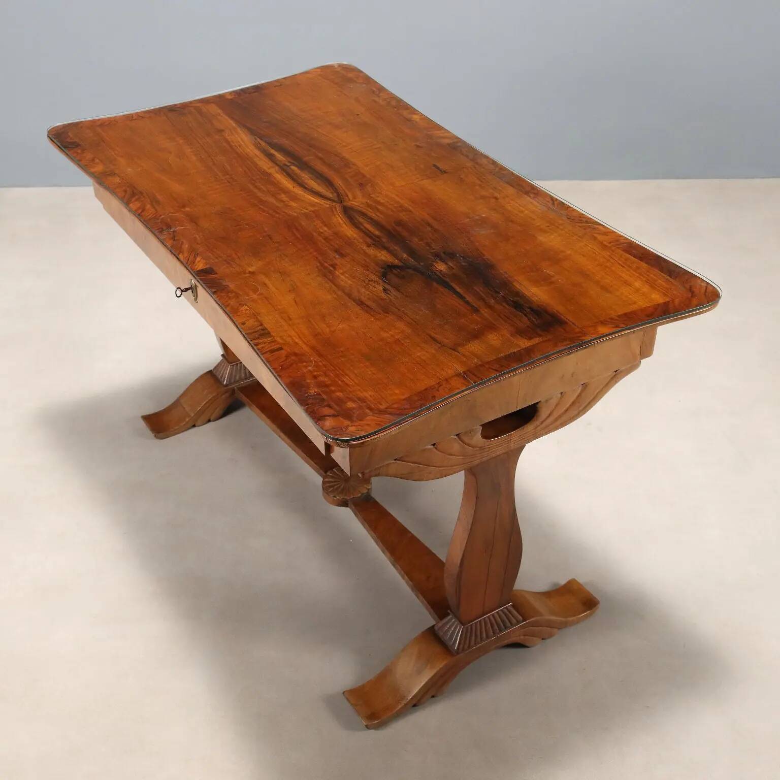 Antique Biedermeier desk in walnut, Austria, mid-19th century.
