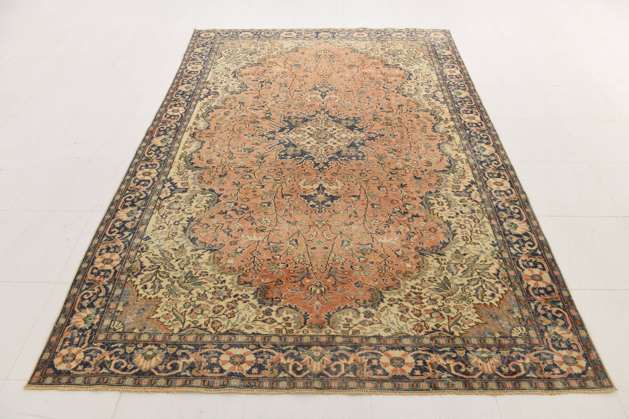 Vintage Turkish rug in red and beige with floral medallion, 199 × 288 cm