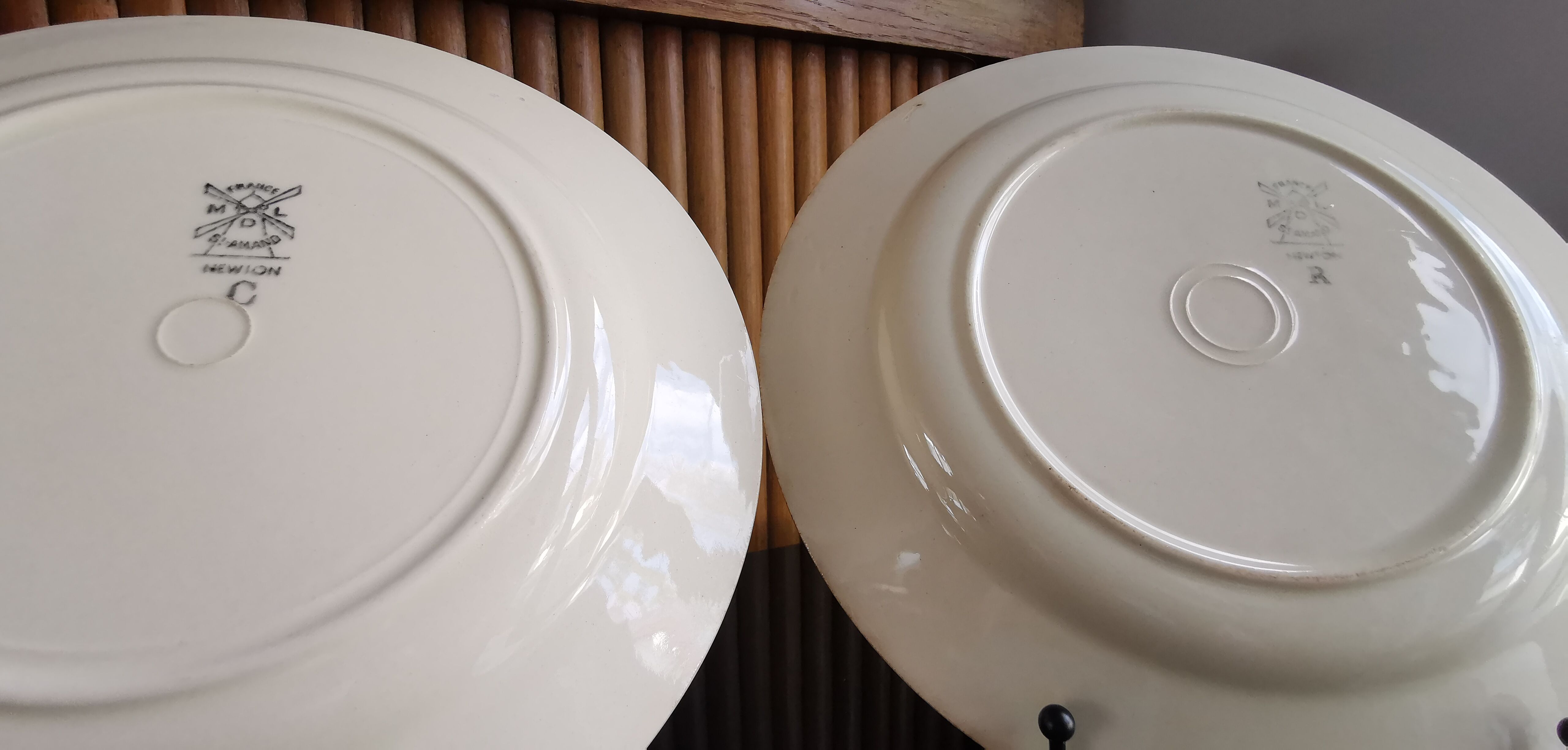 4 flat plates in earthenware, St Amand, Newton service