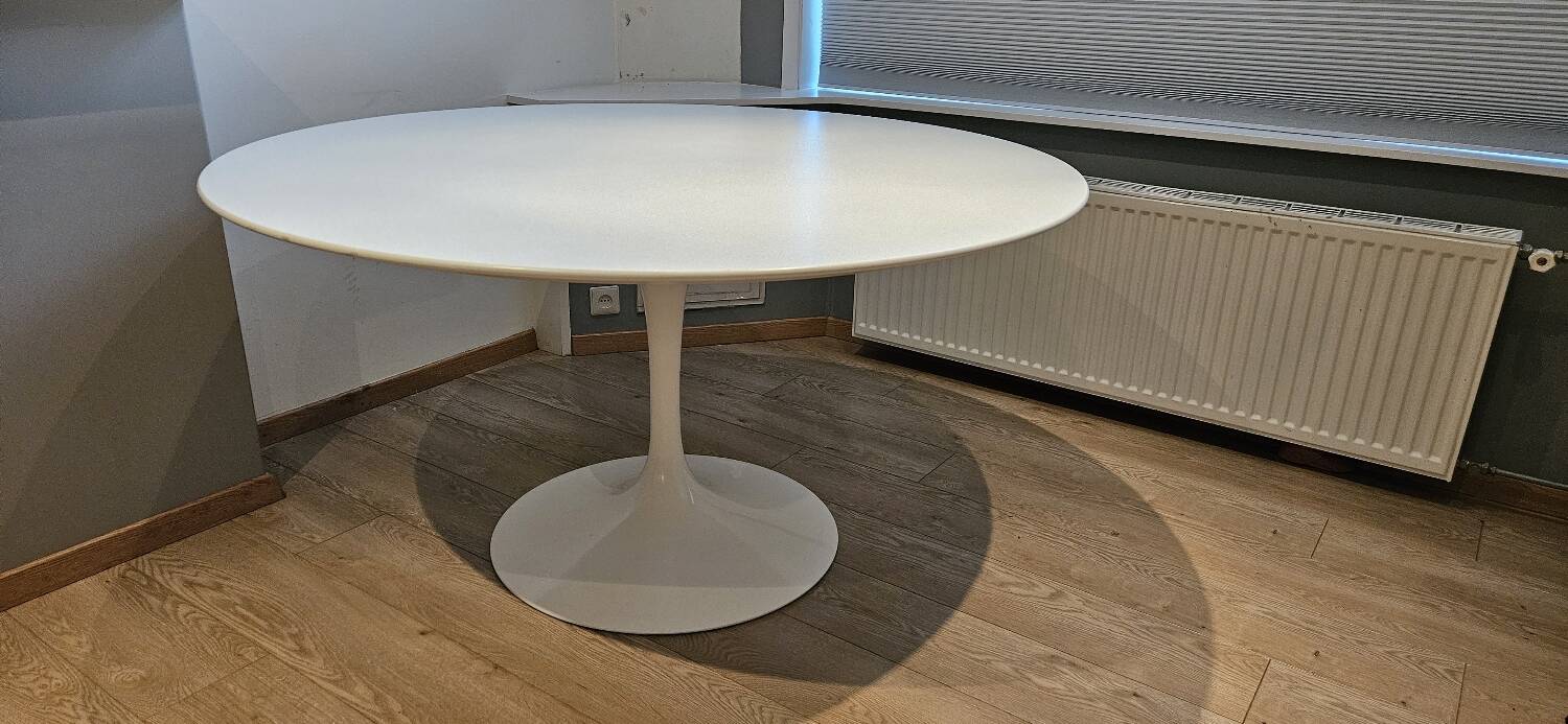 Knoll Saarinen Tulip table 137
