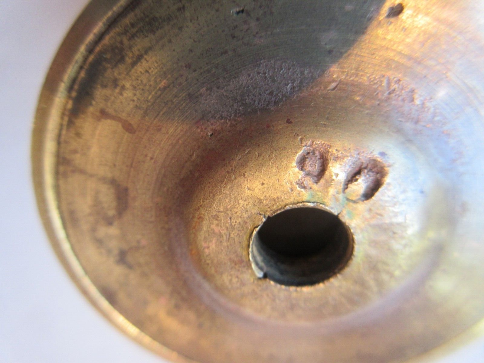 Twentieth art deco staircase ball in beige porcelain and gilded brass