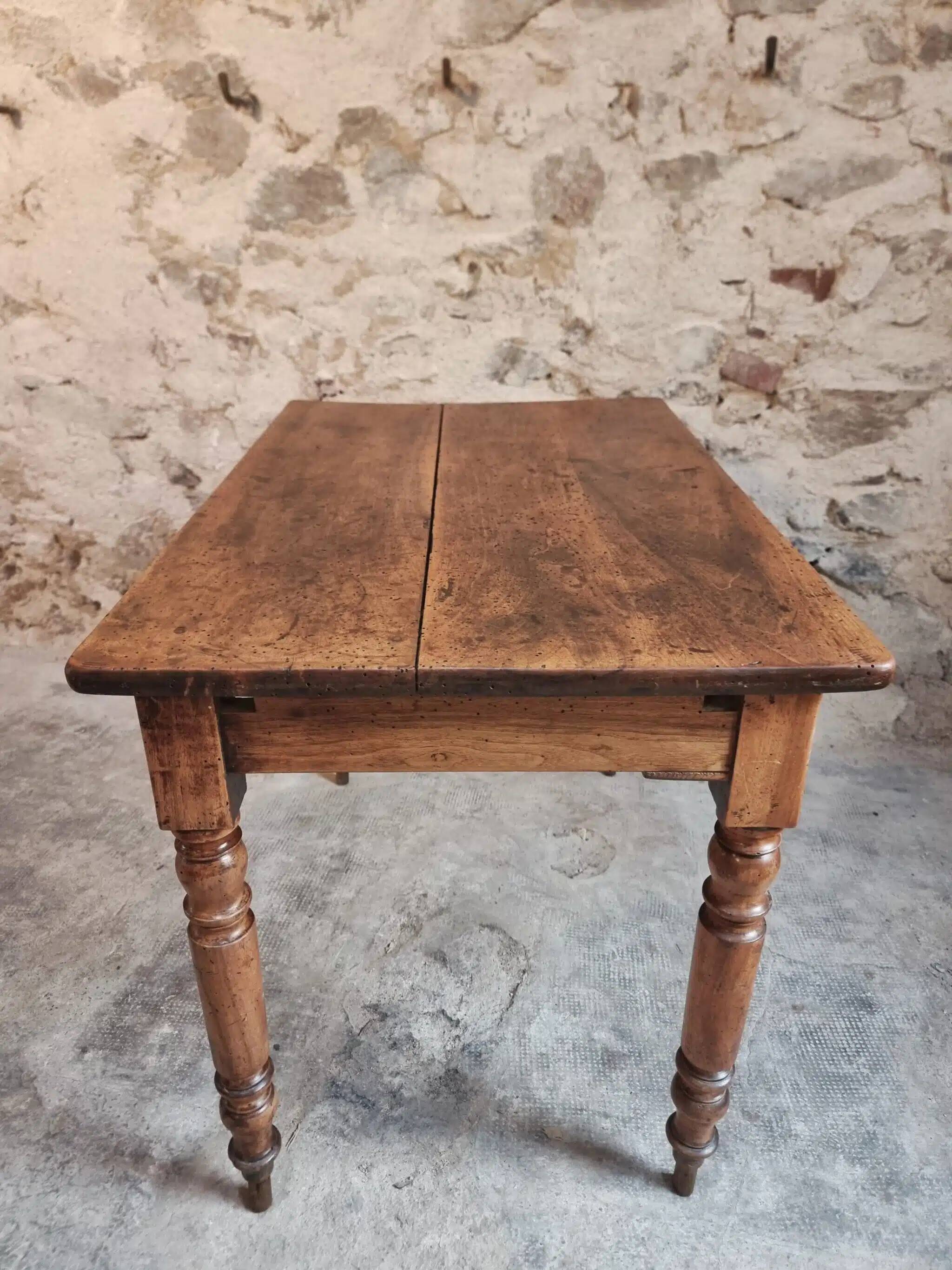 Table française ancienne en noyer – Table de cuisine ou bureau du XIXe siècle avec tiroir (100 × 64 × 74 cm)