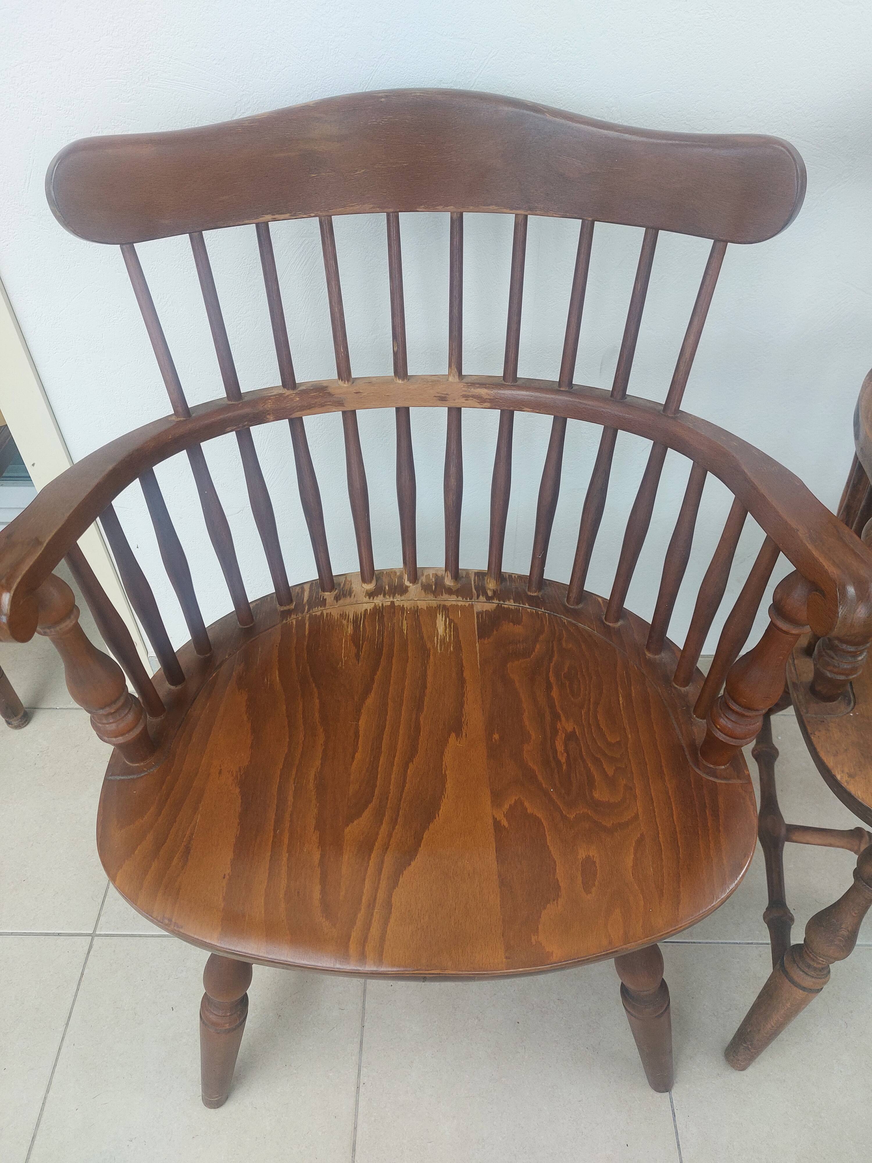 Pair of Windsor armchairs - Noticeable signs of use