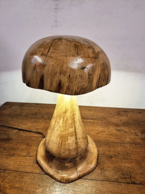 Lampe de table en chêne façonnée à la main en forme de champignon