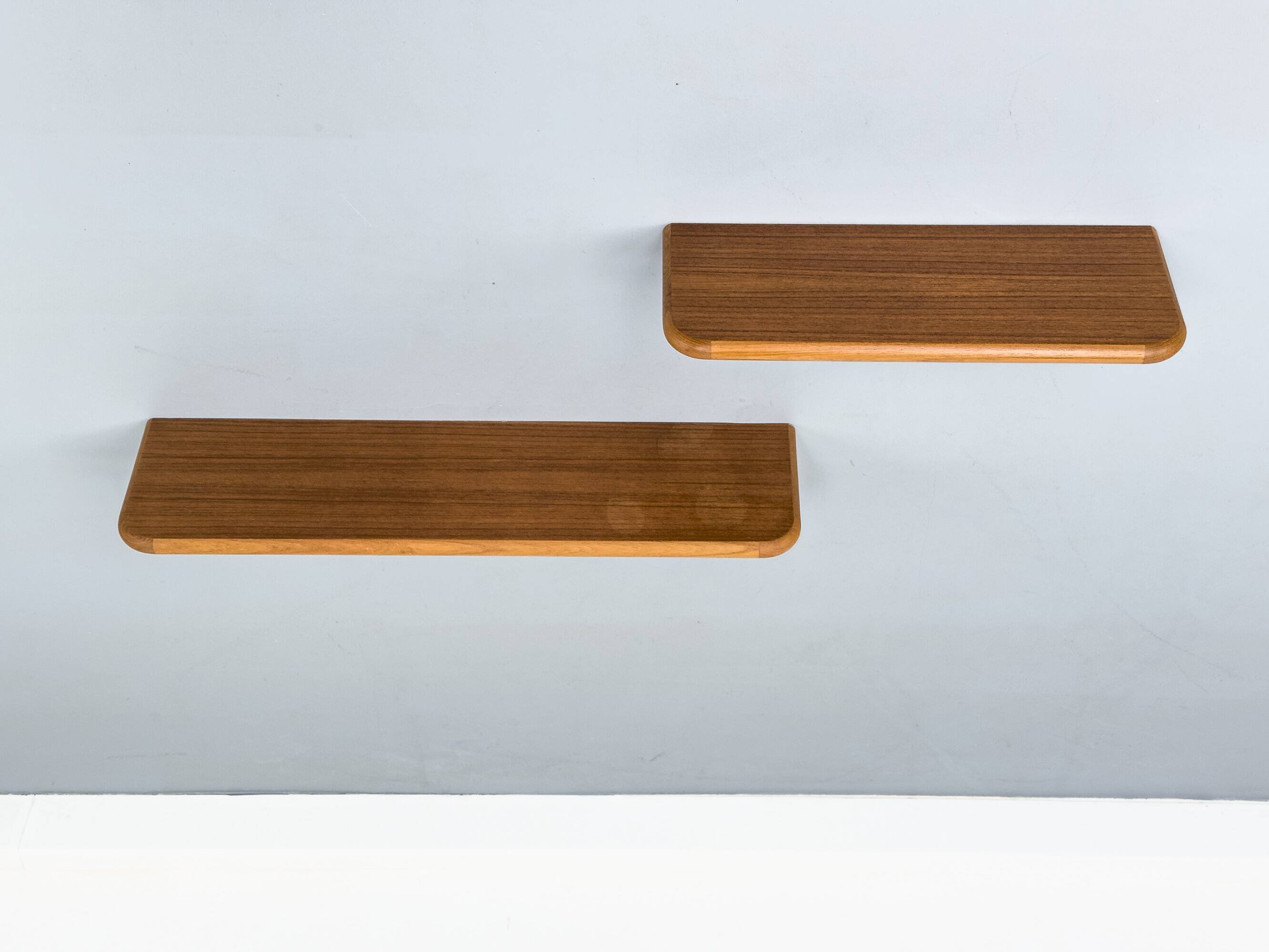Ensemble de 2 étagères murales en teck du milieu du siècle, années 1970