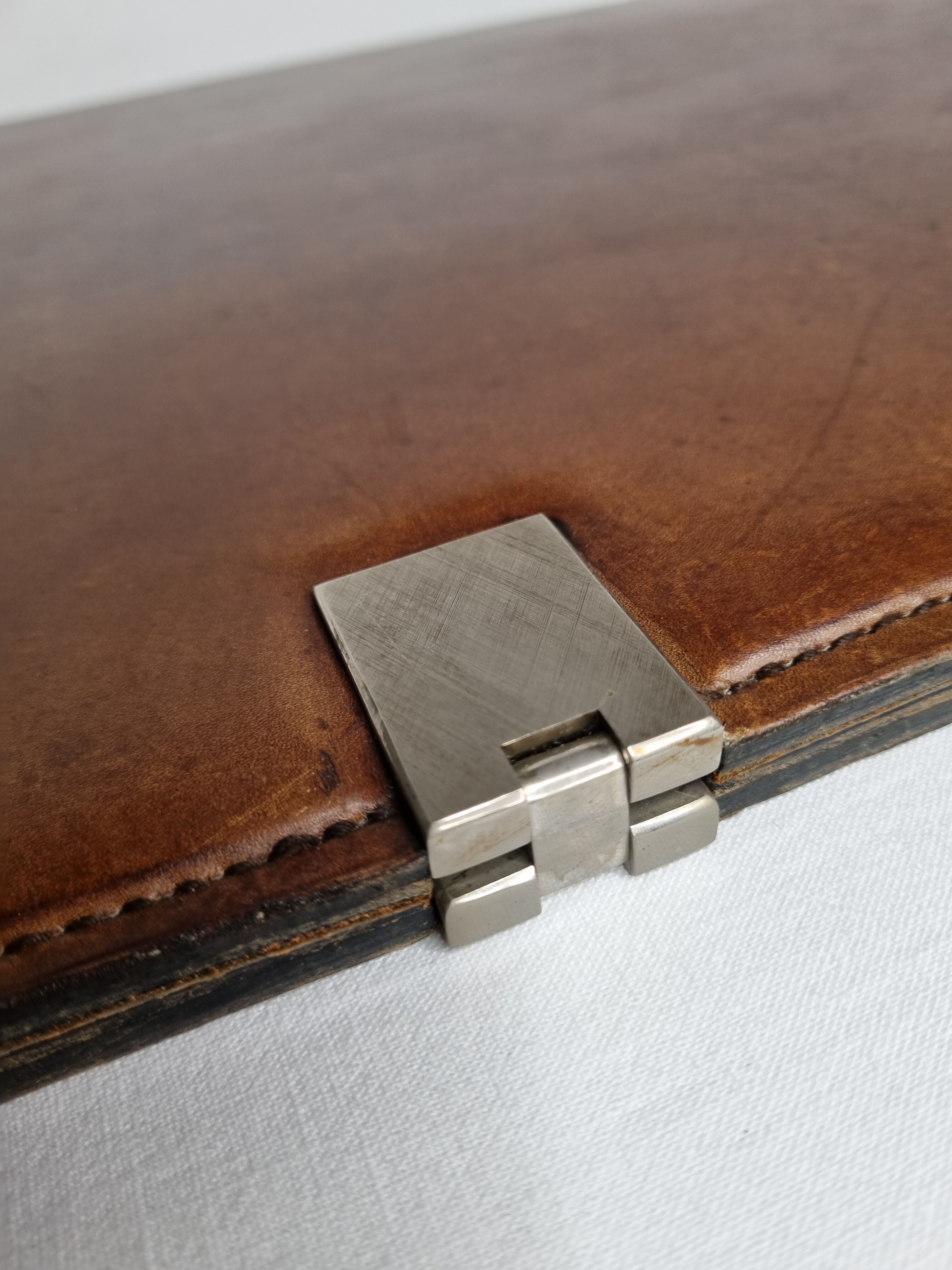 Underhand in saddle leather and vintage brushed metal