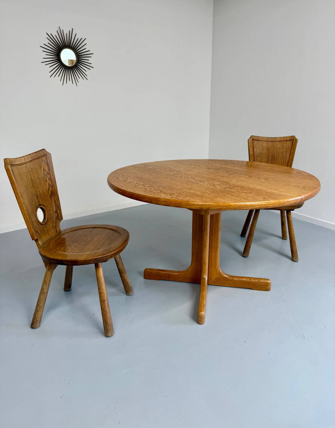 Antique round Scandinavian dining table from the 70s with 1 solid wood extension