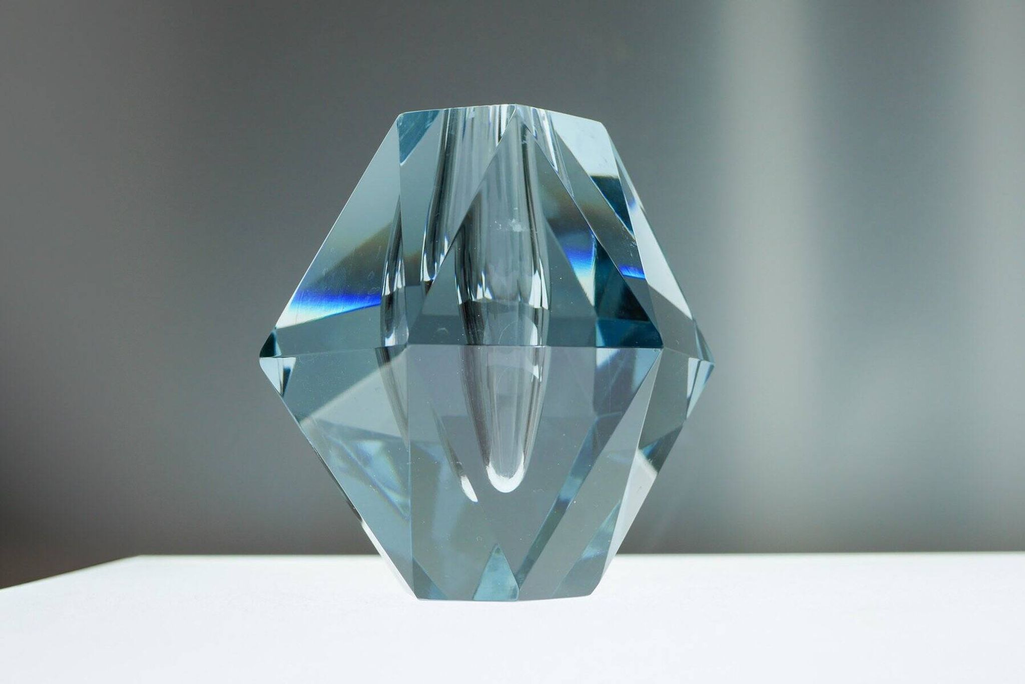 Vase en cristal en forme de diamant de Strömbergshyttan