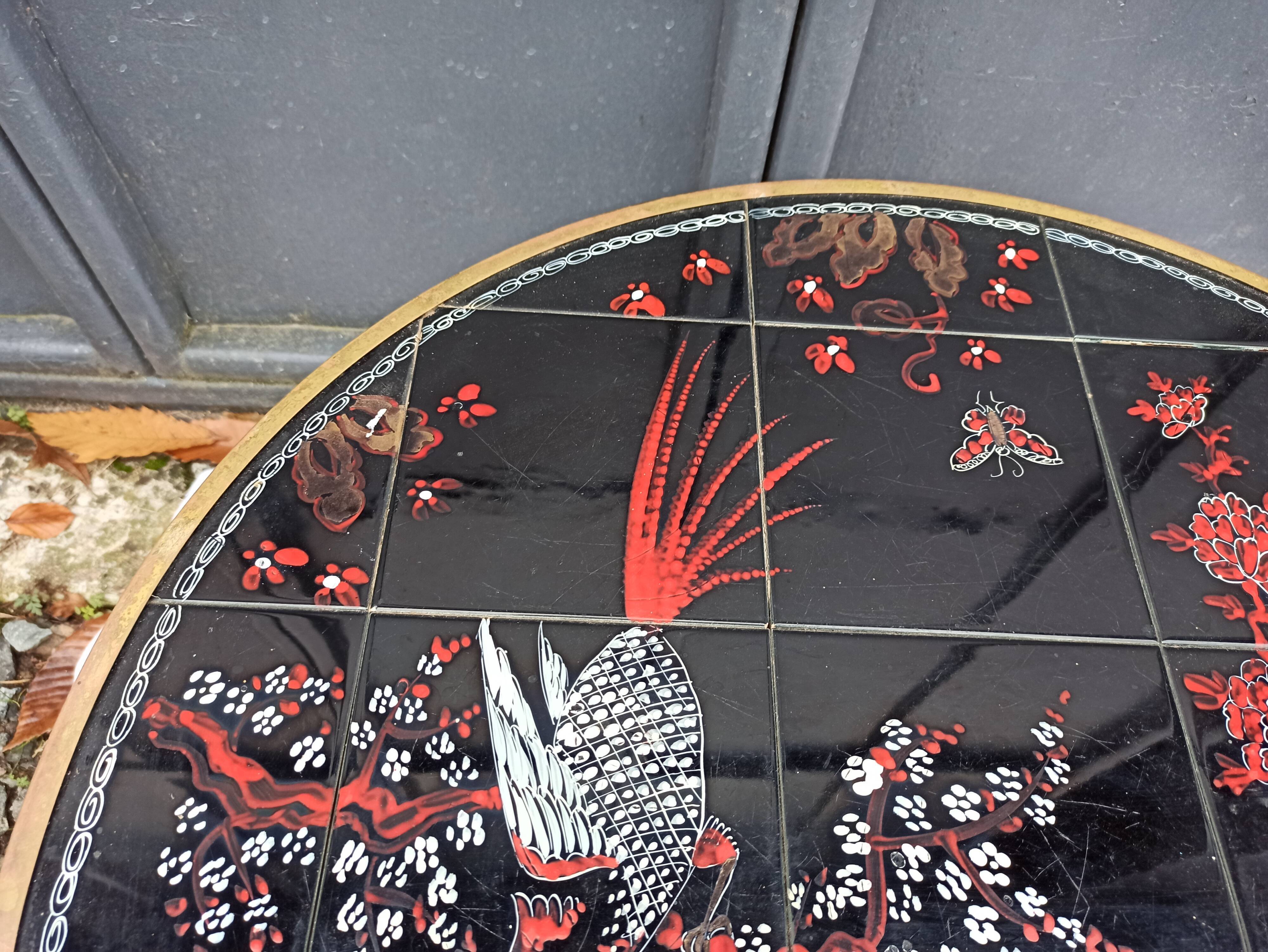 Table basse ronde décor japonisant oiseau fleurs