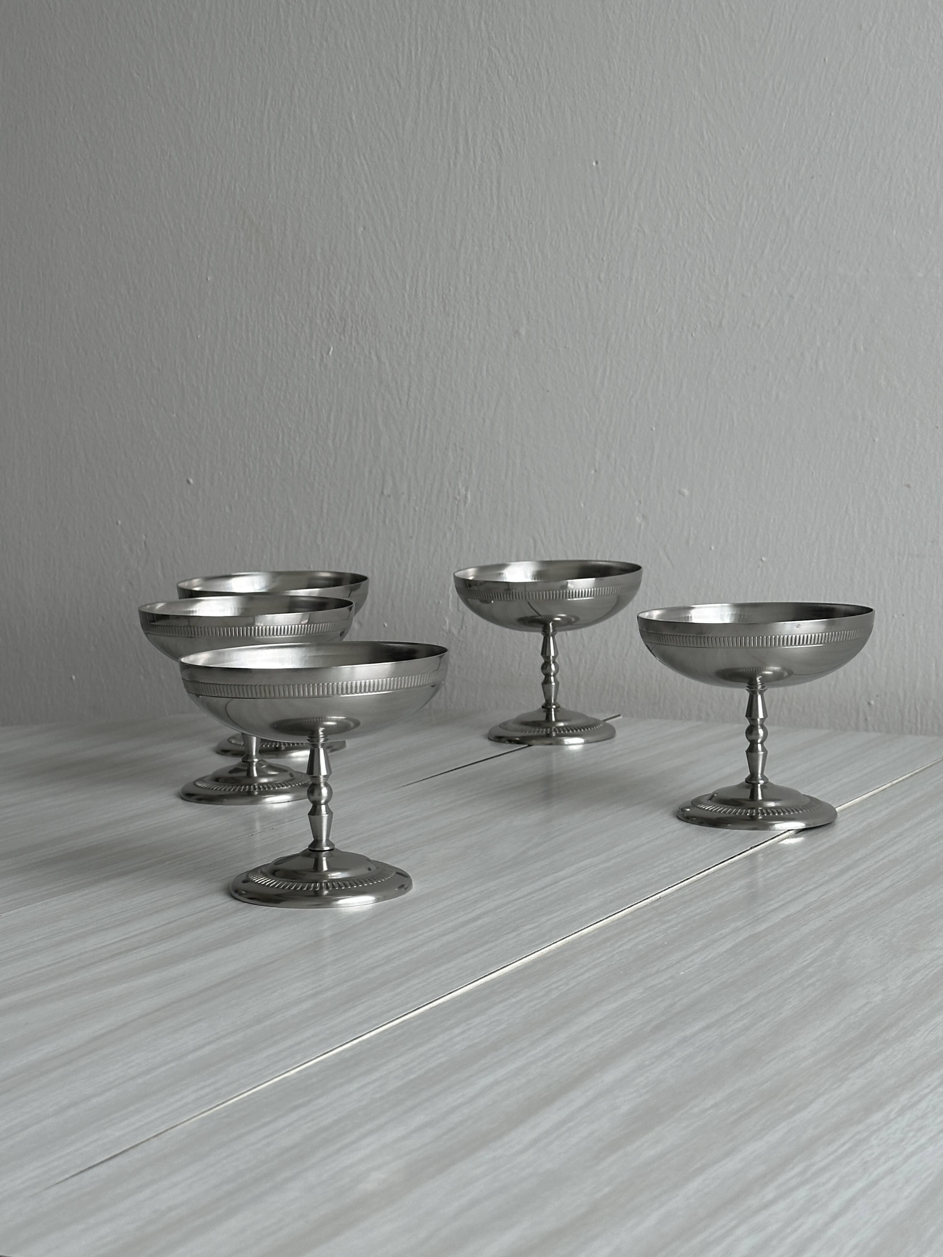 6 stainless steel footed bowls