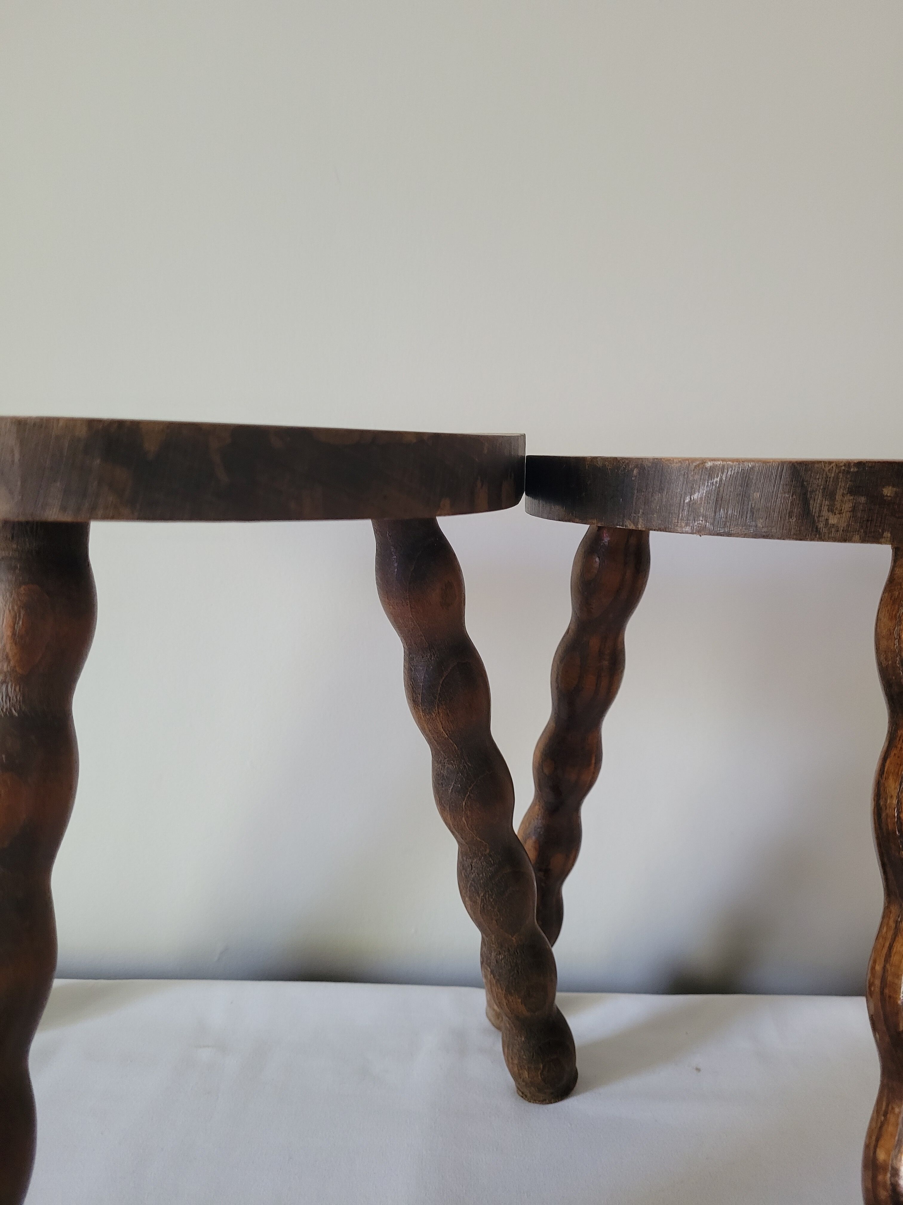 Duo de tabourets brutalistes demi-lunes