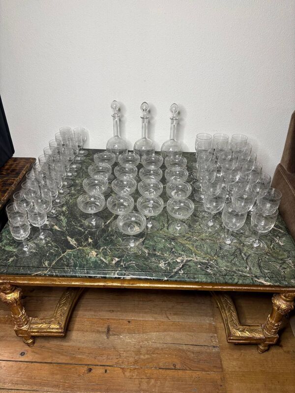 Service de 62 pièces de verres et carafe cristal de Baccarat, gravure athénienne