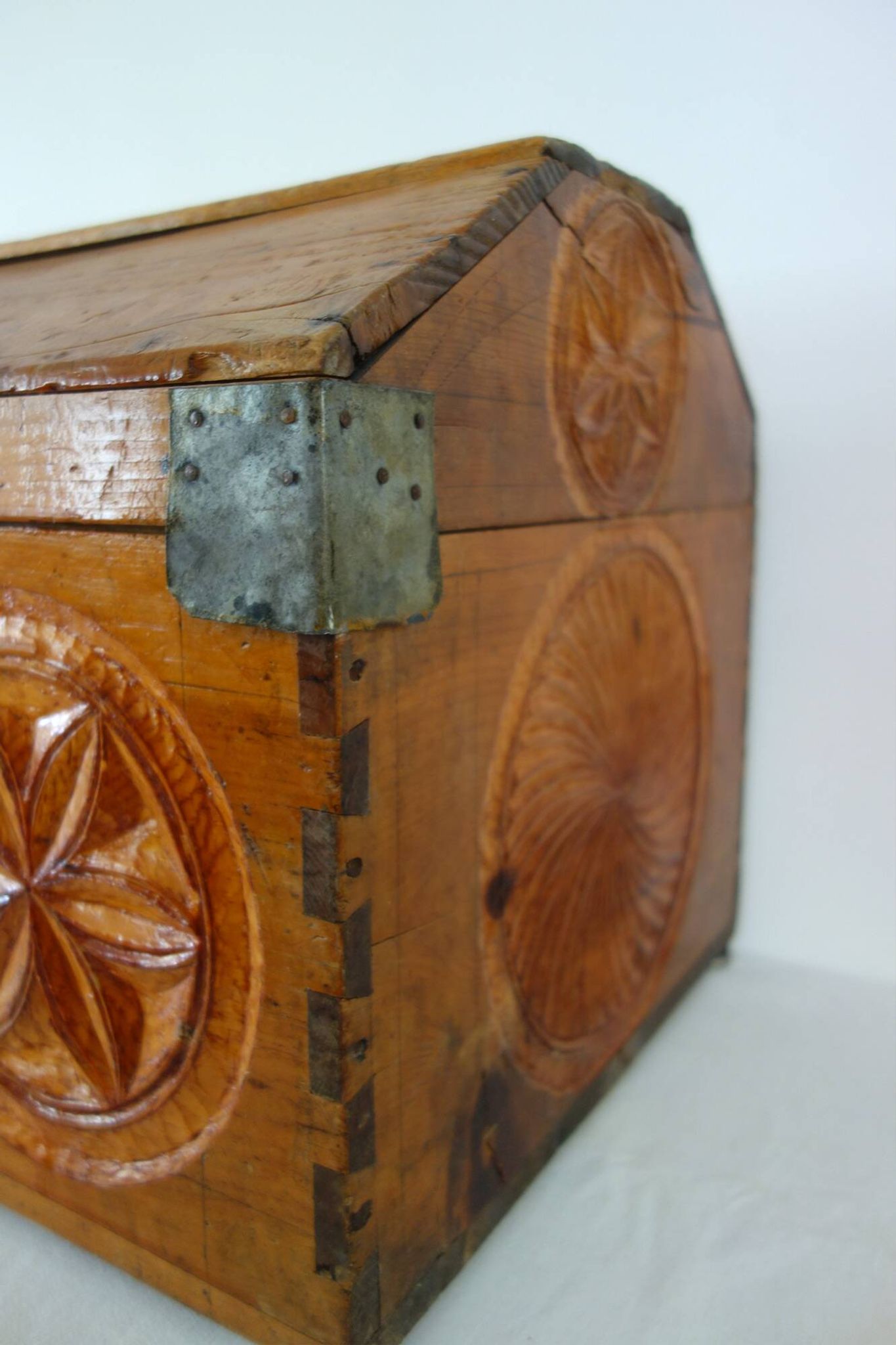 Ancien coffre en pin sculpté, art populaire Hautes Alpes