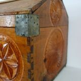 Ancien coffre en pin sculpté, art populaire Hautes Alpes