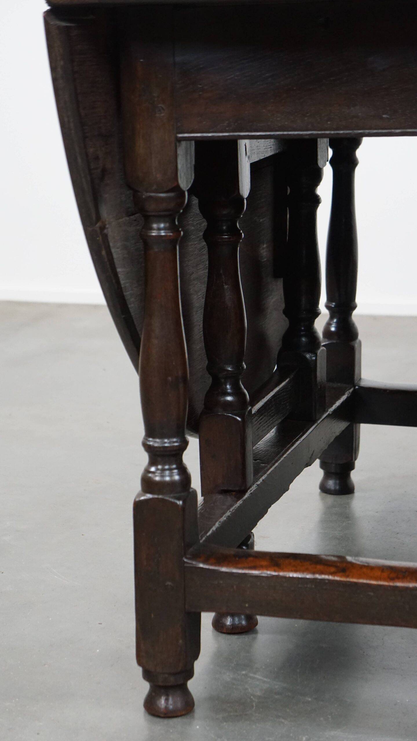 Very beautiful antique English oak gateleg table with an excellent patina