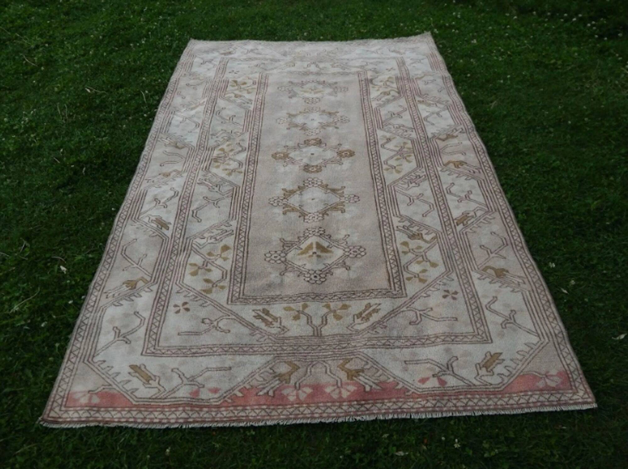 Vintage handmade Turkish rug 160x229 cm