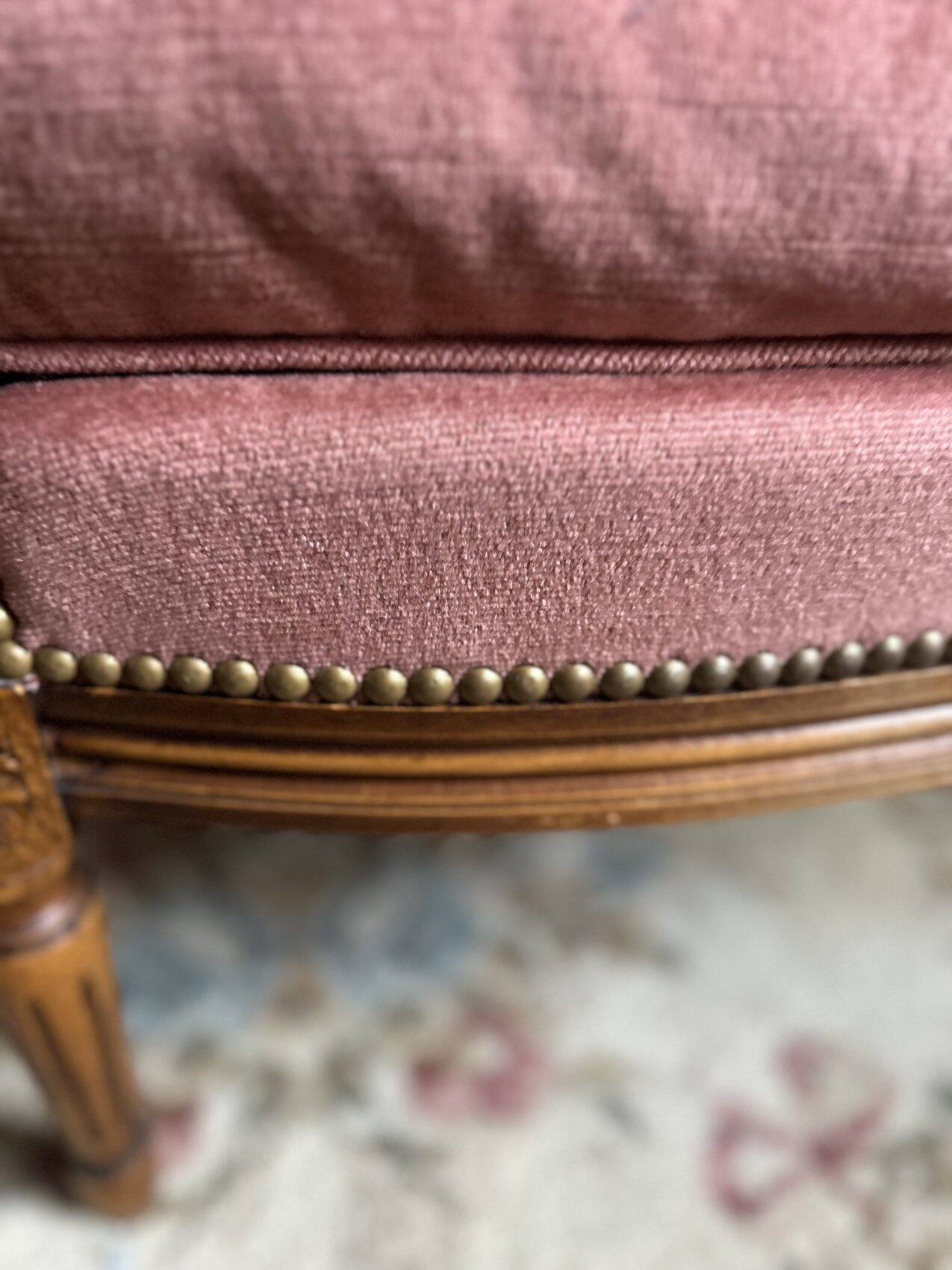 Small Louis XVI armchair in old rose velvet, removable seat – Chic and comfortable