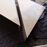 Table basse triangle travertin.