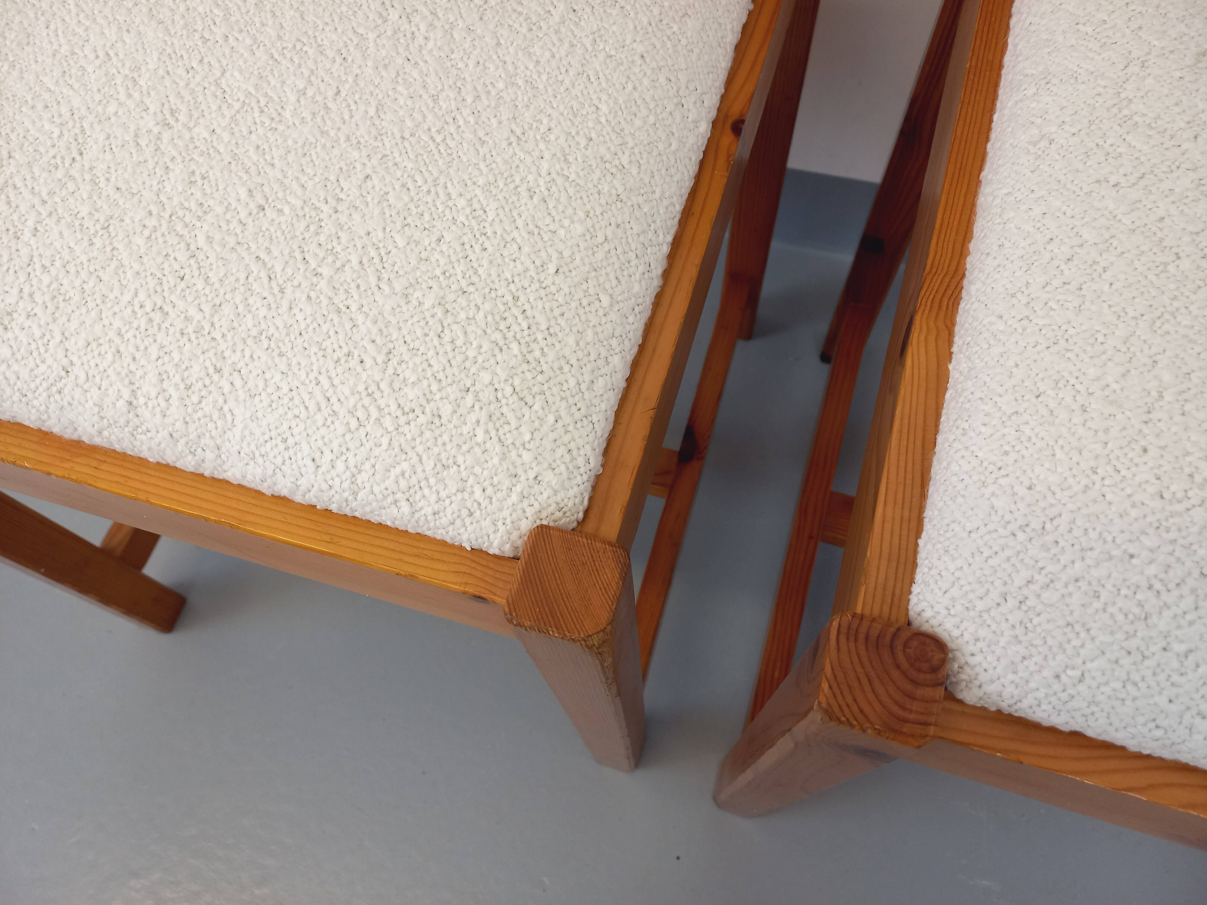 Pair of vintage chairs in pine and white terry fabric from the 70s