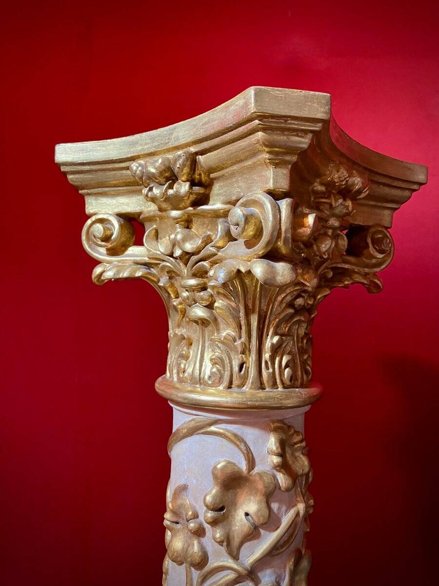 Italian Pedestal Column in White Lacquer and Gold Leaf