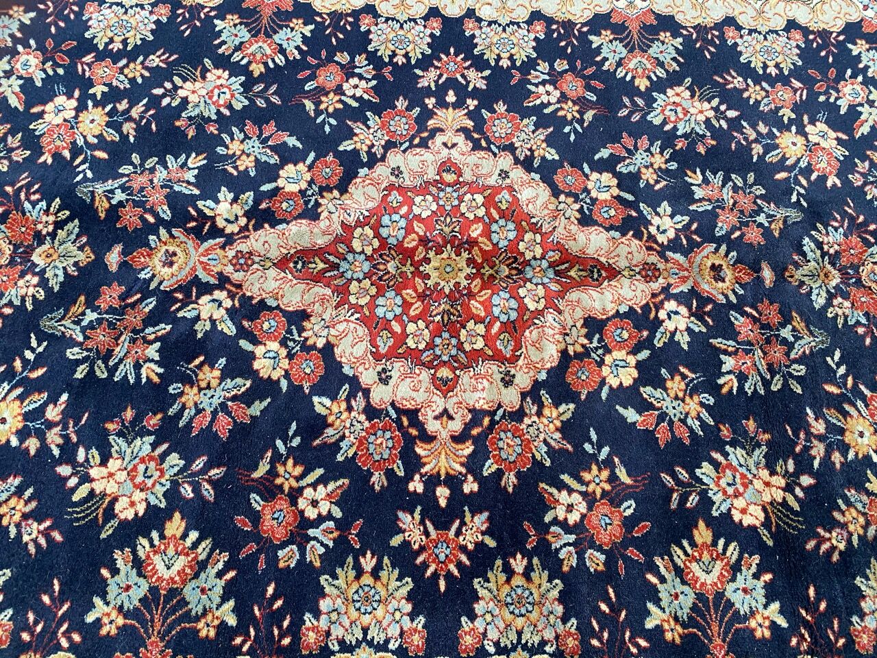 Persian style carpet in wool 250x354 cm