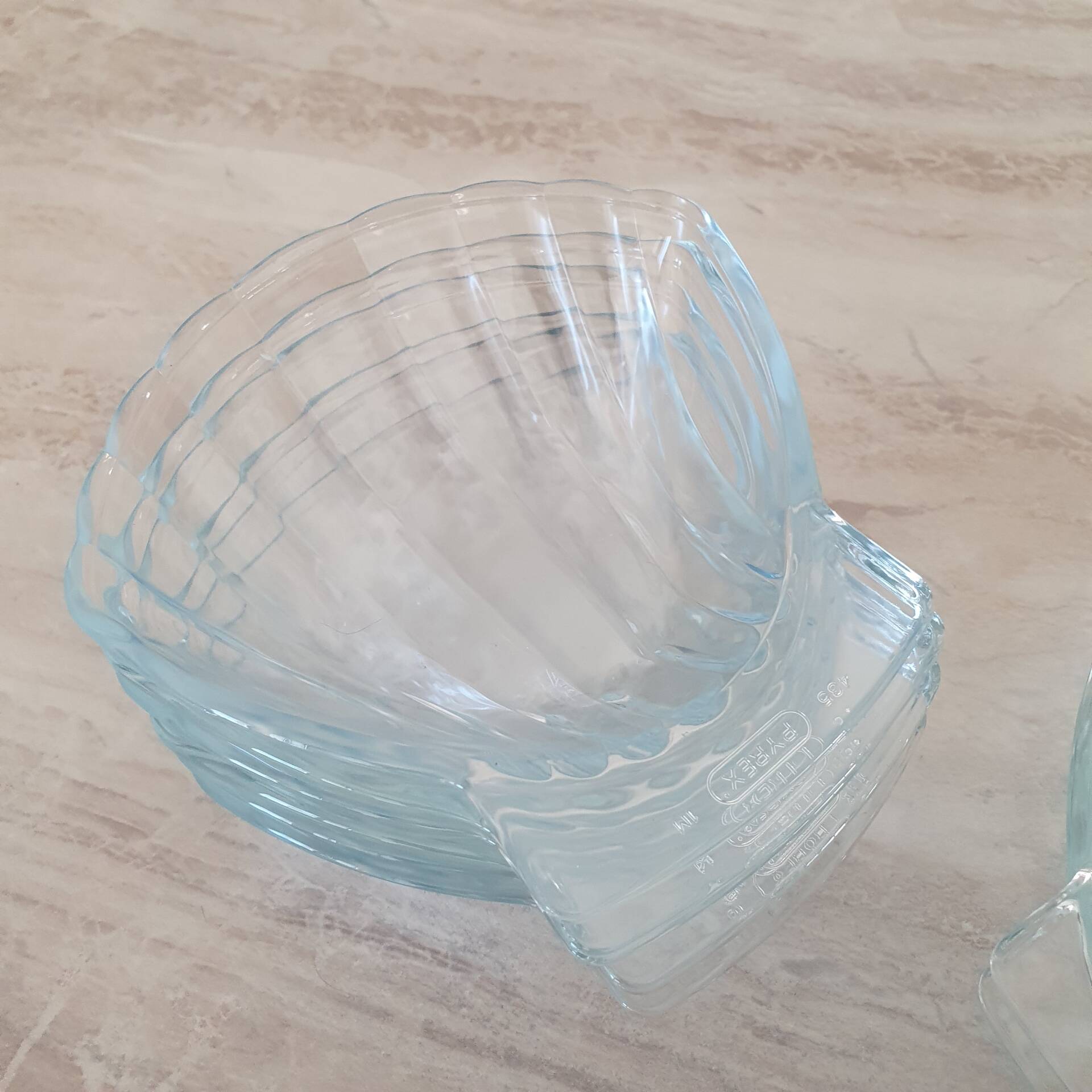 8 small shell-shaped ramekins in transparent glass
