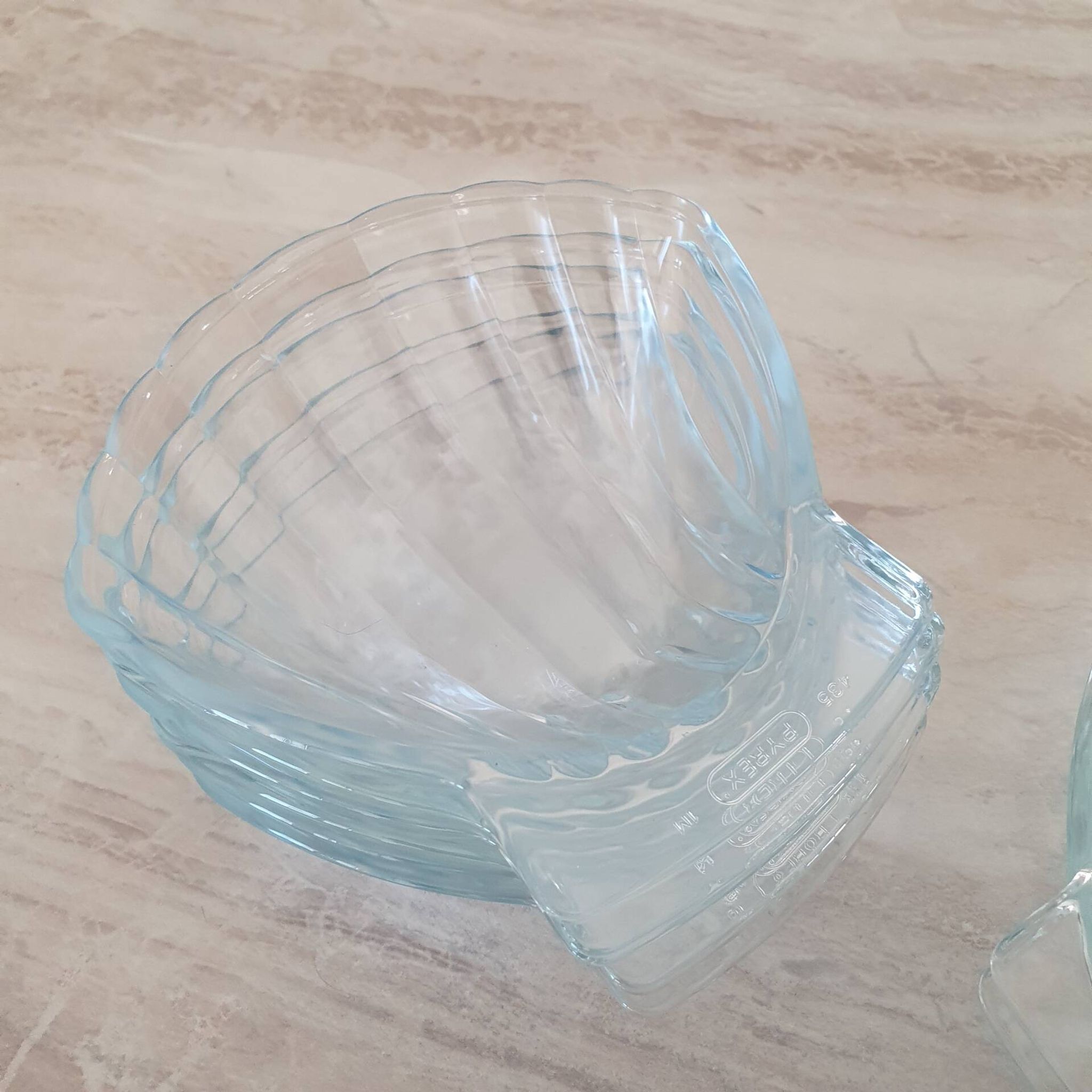 8 small shell-shaped ramekins in transparent glass