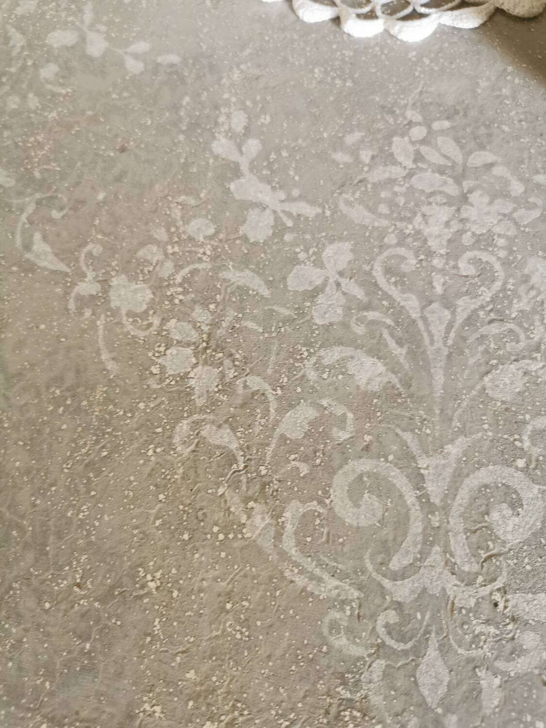 Shabby chic pedestal table