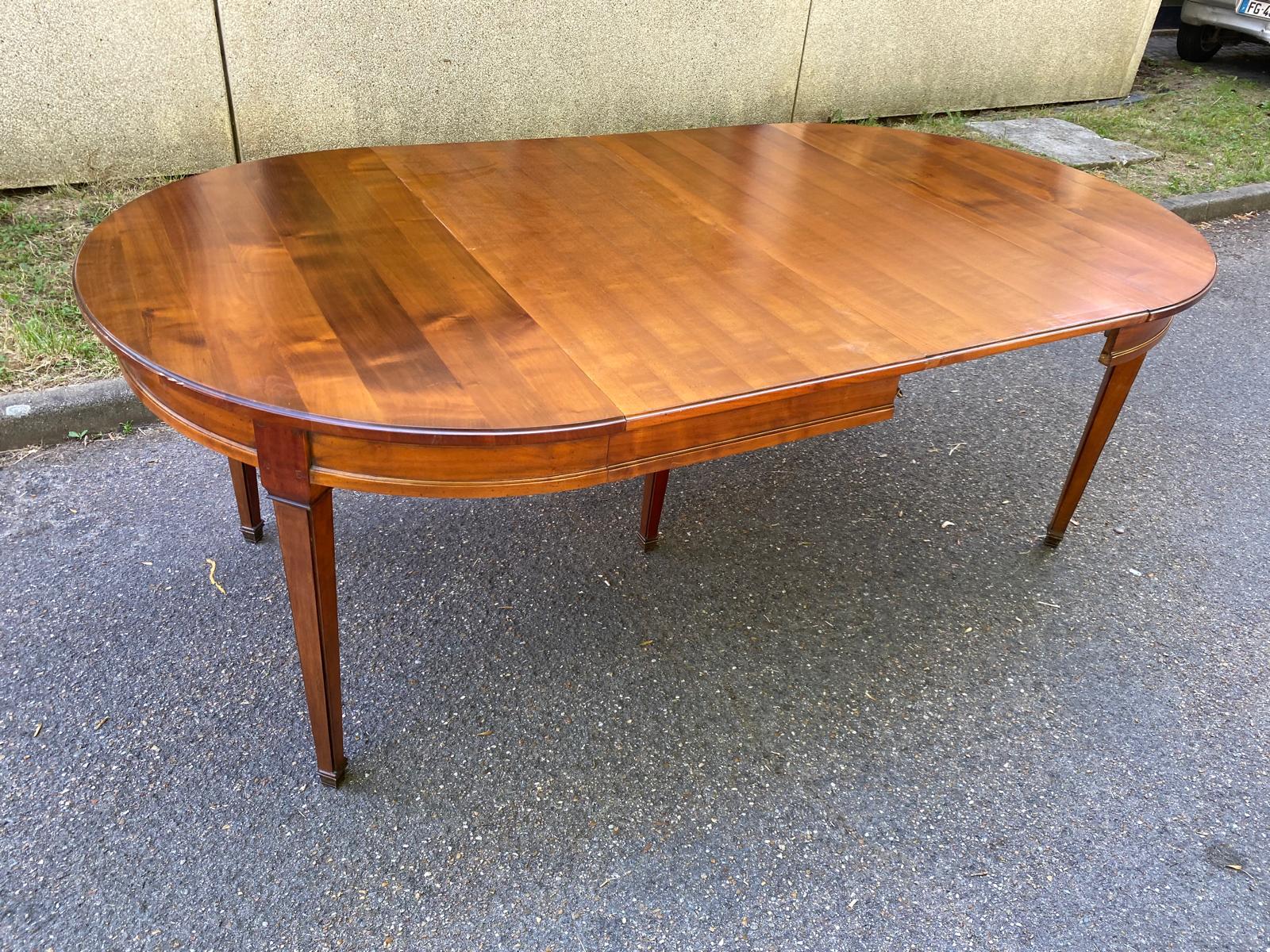 Round extendable dining table Louis XVI in cherry wood from the 1960s.