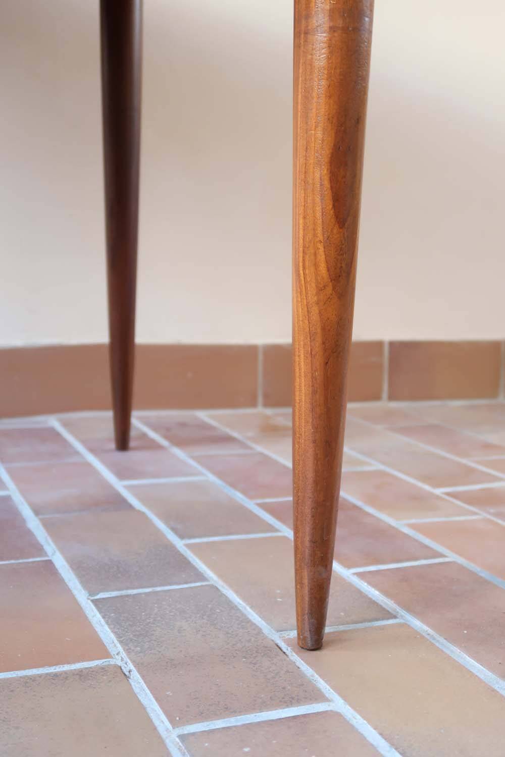 Scandinavian round table