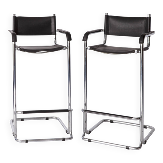 2 élégantes chaises cantilever des années 1990 – Structure en métal chromé, similicuir