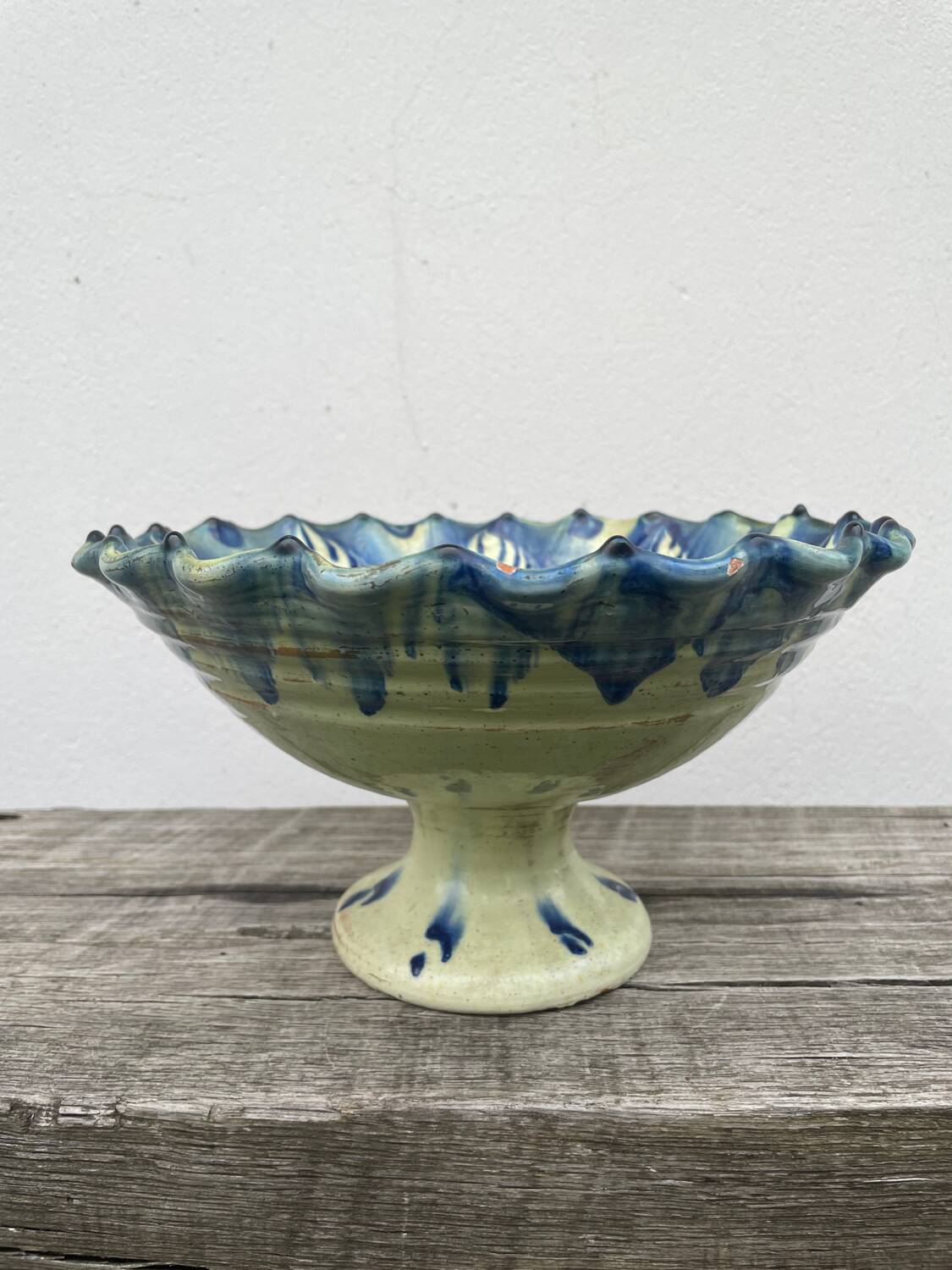 Ceramic fruit bowl on foot