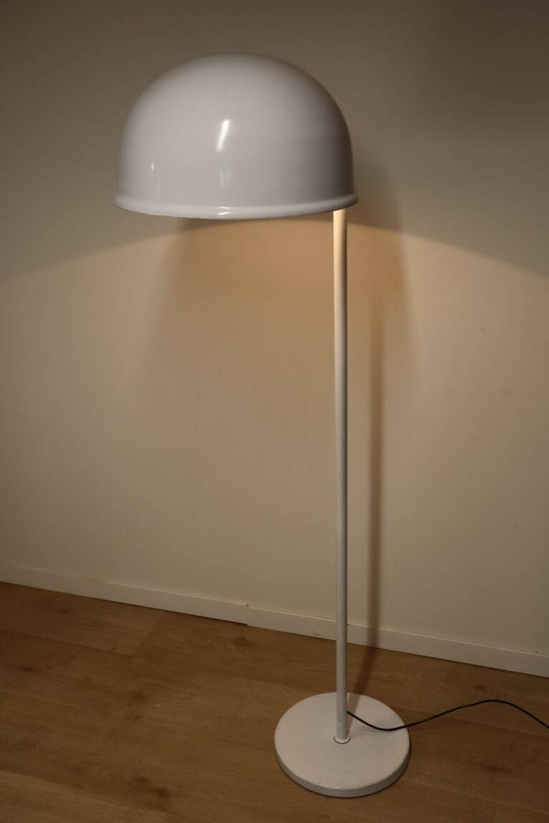 Vintage floor lamp in white lacquered metal, 1970
