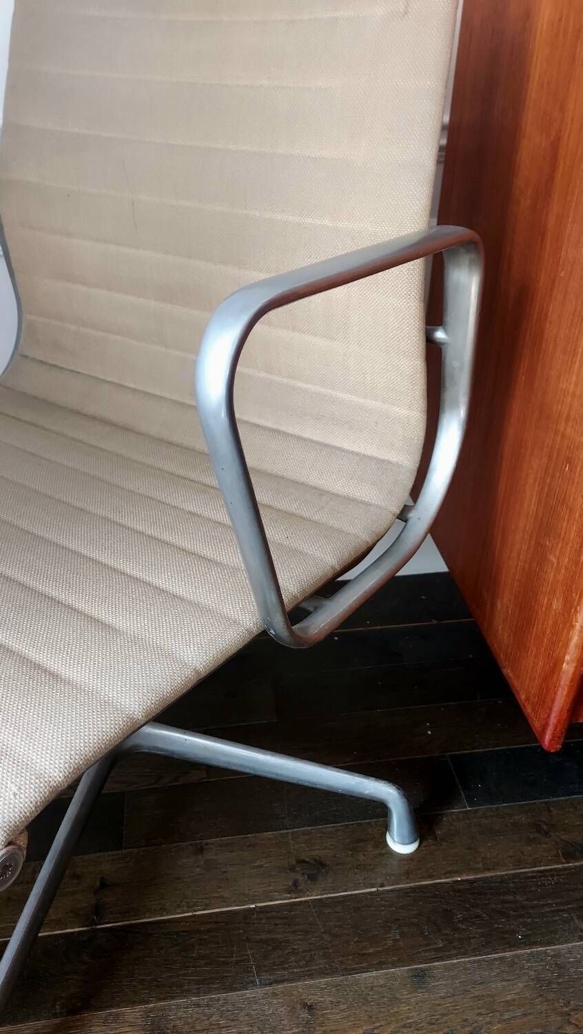 Eames office chair - EA 104 (similar to EA 108) beige fabric and aluminum