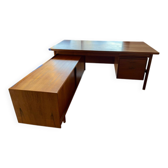 Desk with return