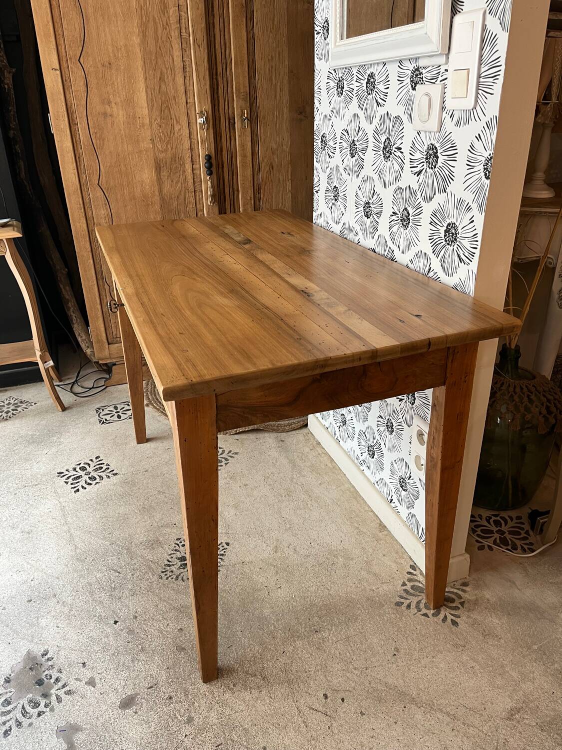 Nino solid wood walnut desk with drawer