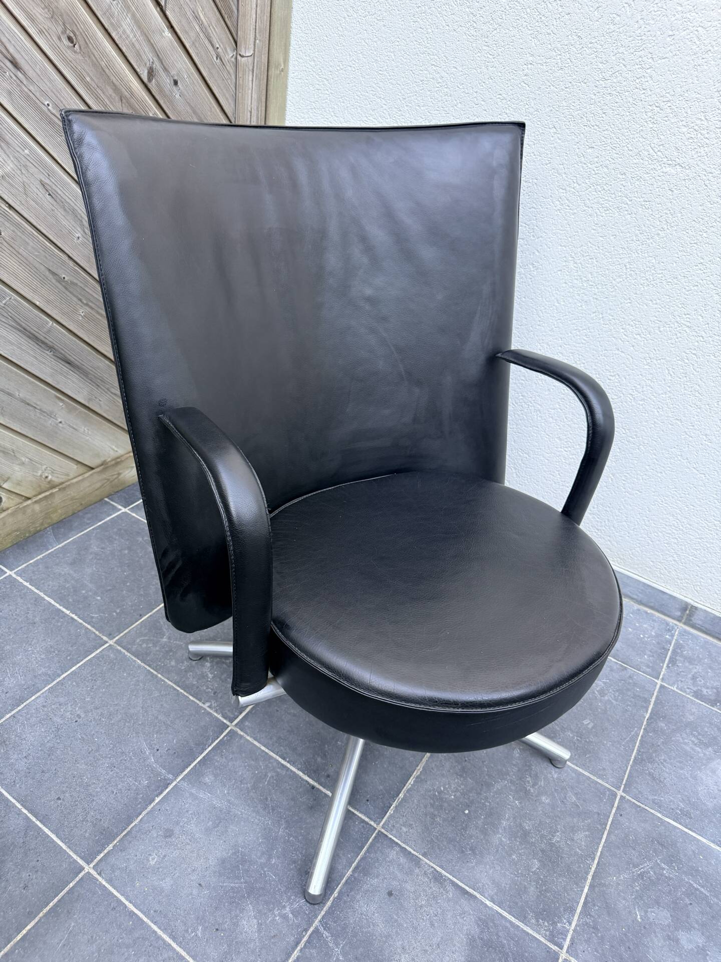Swivel armchair EJ80B “Partner” – Erik Jørgensen – black leather