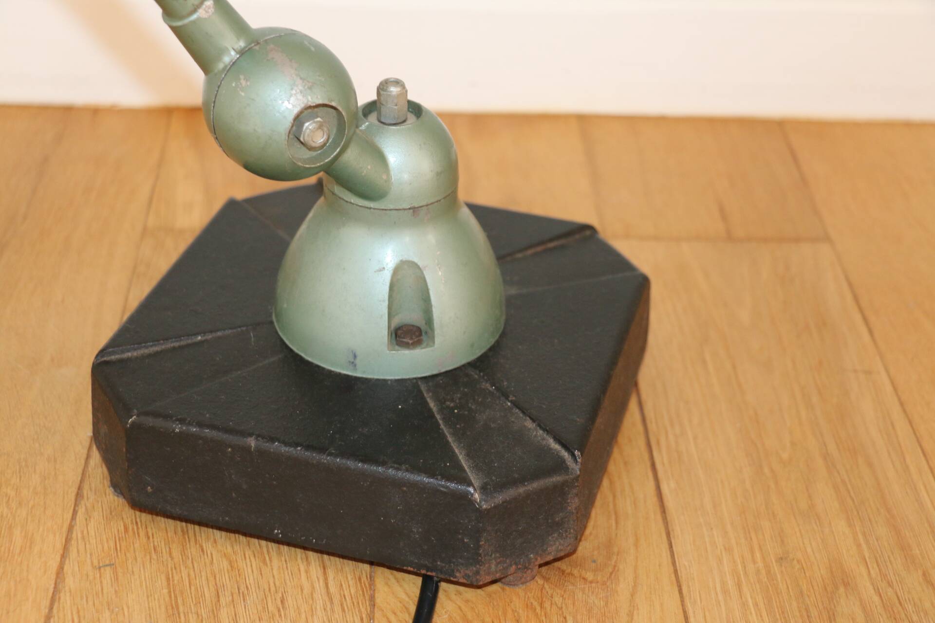 JIELDE 2-arm green lamp, 1960s square foot