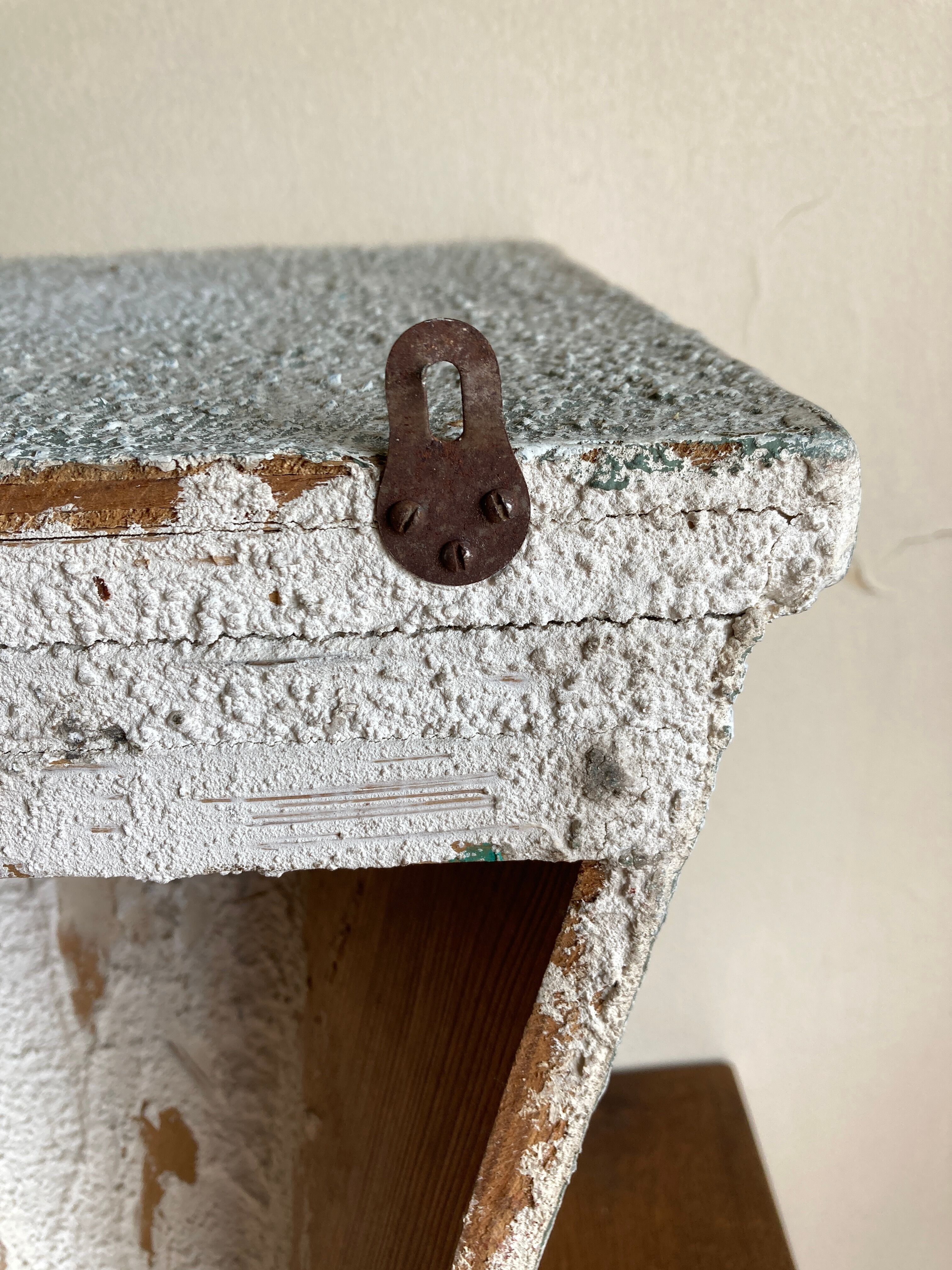 Console murale brutaliste en bois peint 1970
