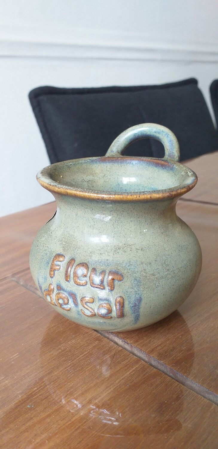 Small pot fleur de sel in Sandstone