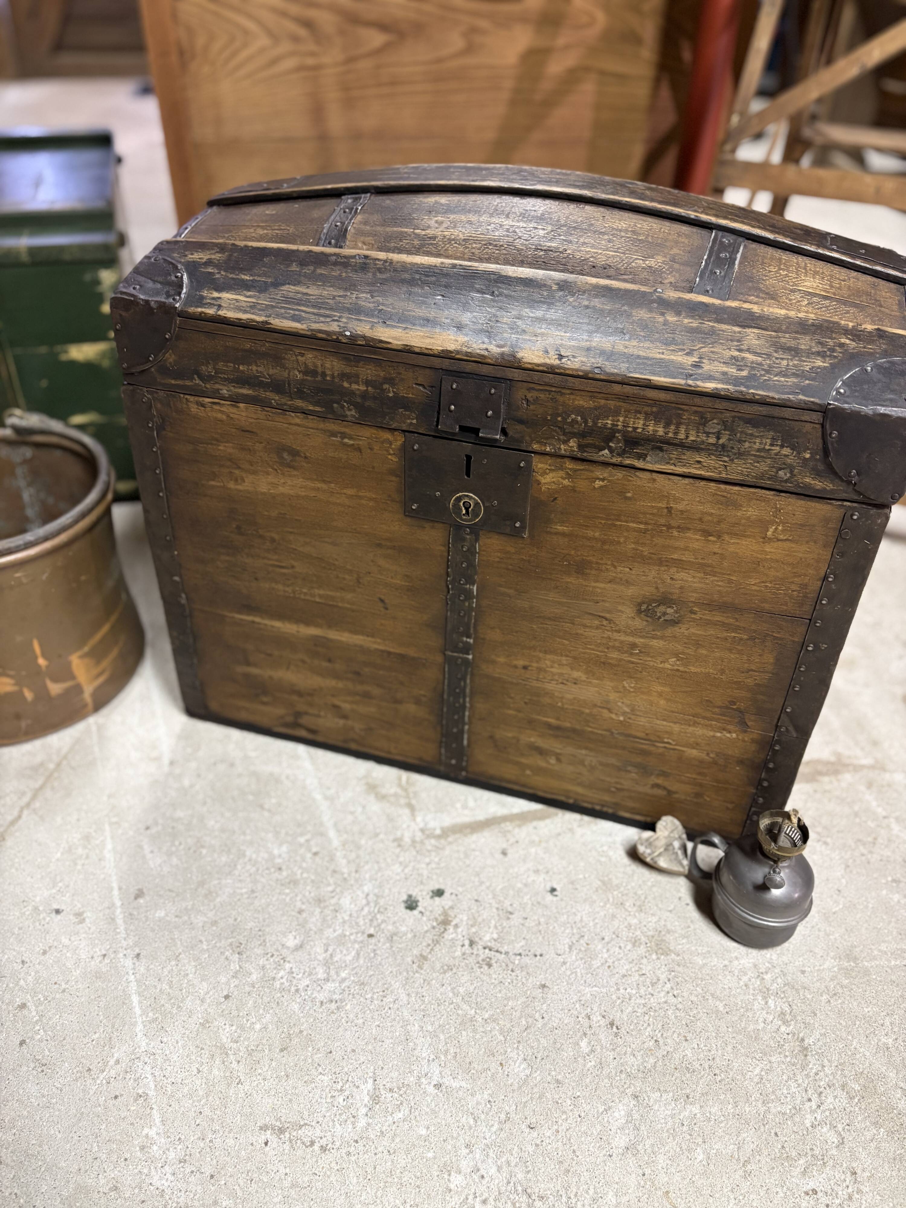 Malle bombée ancienne – rangement & déco vintage