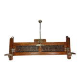 Portemanteau 1900 en métal et bois estampillé Innova, 3 patères