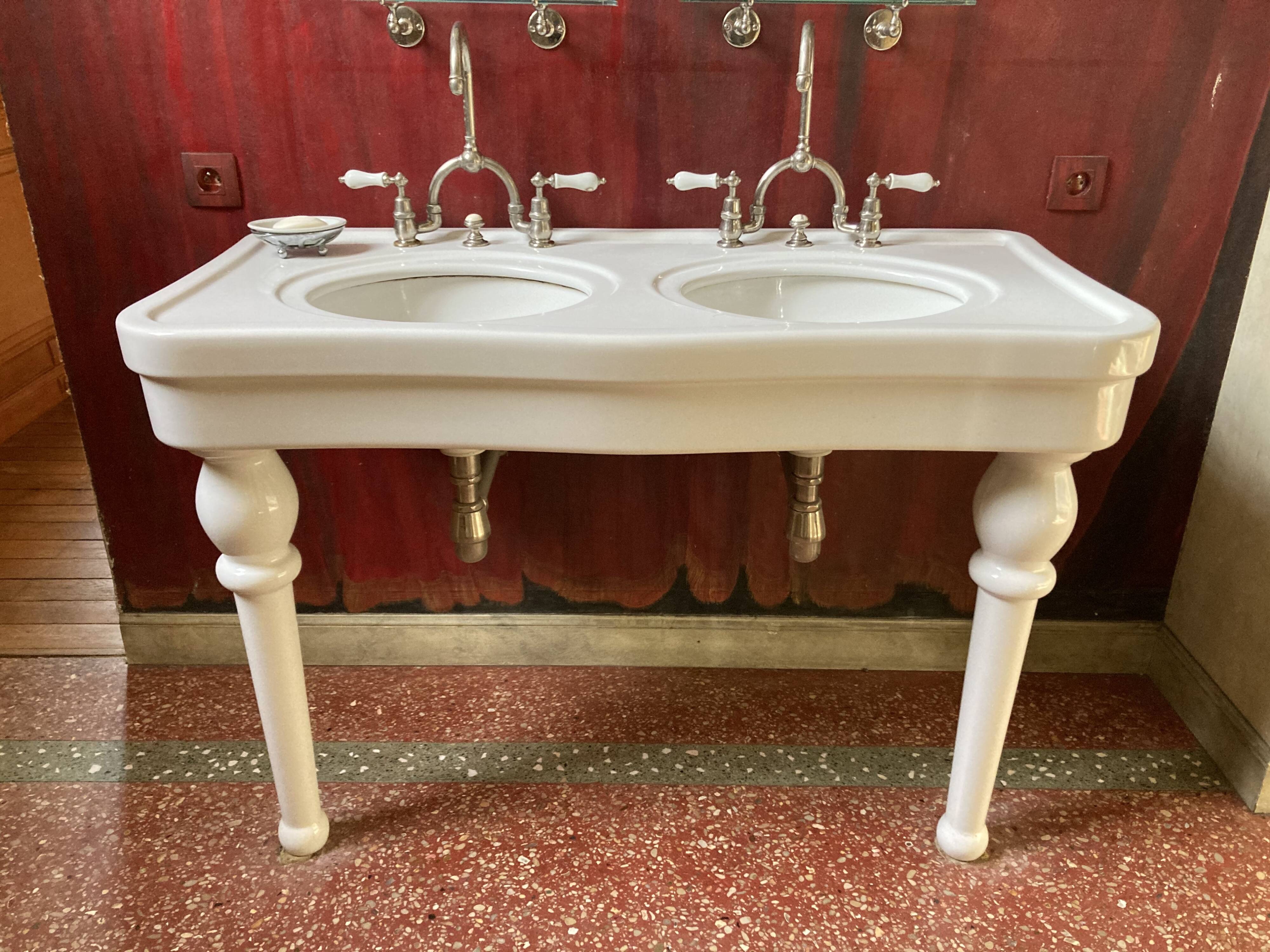 Double washbasin