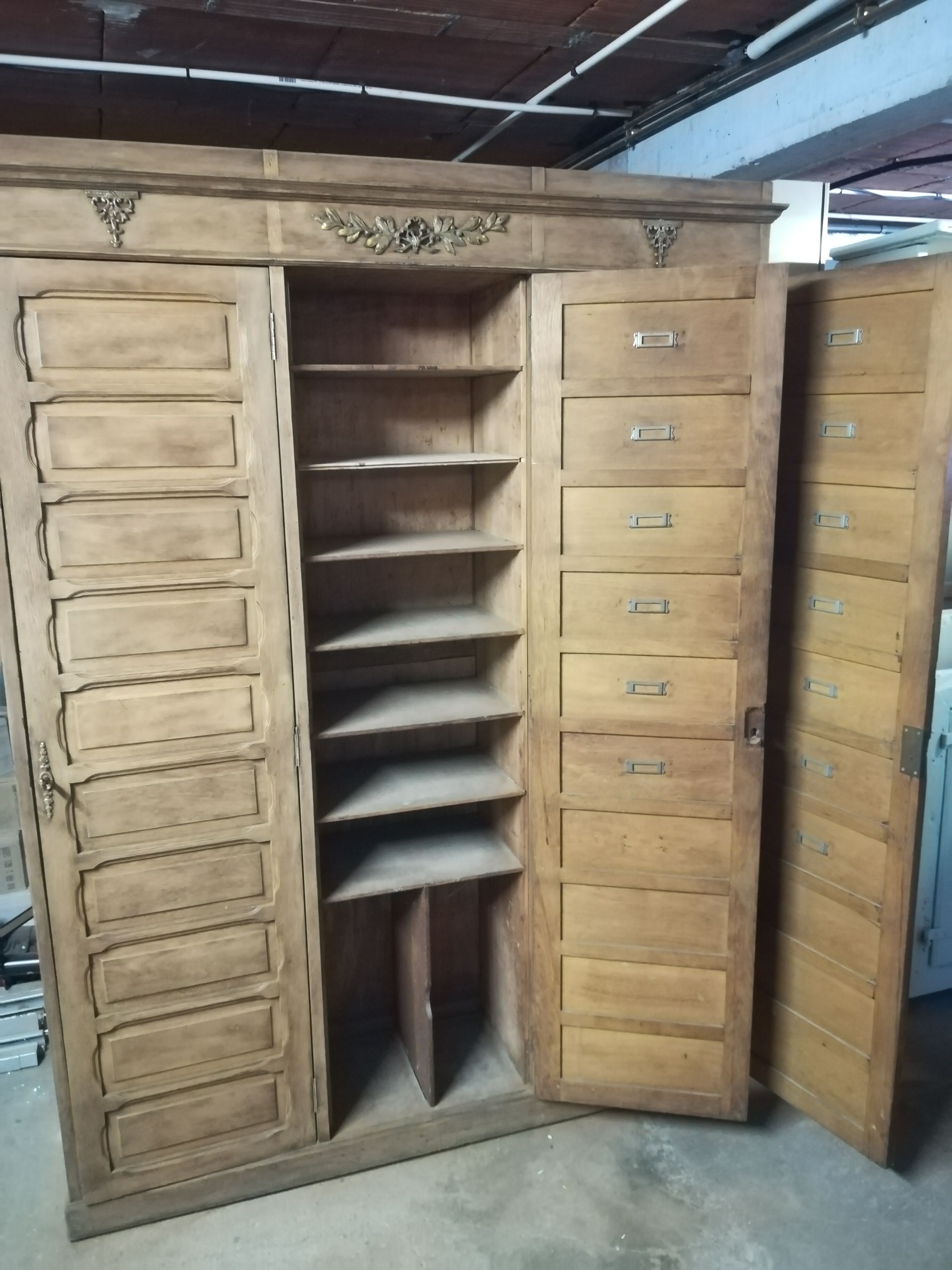 Notary cabinet