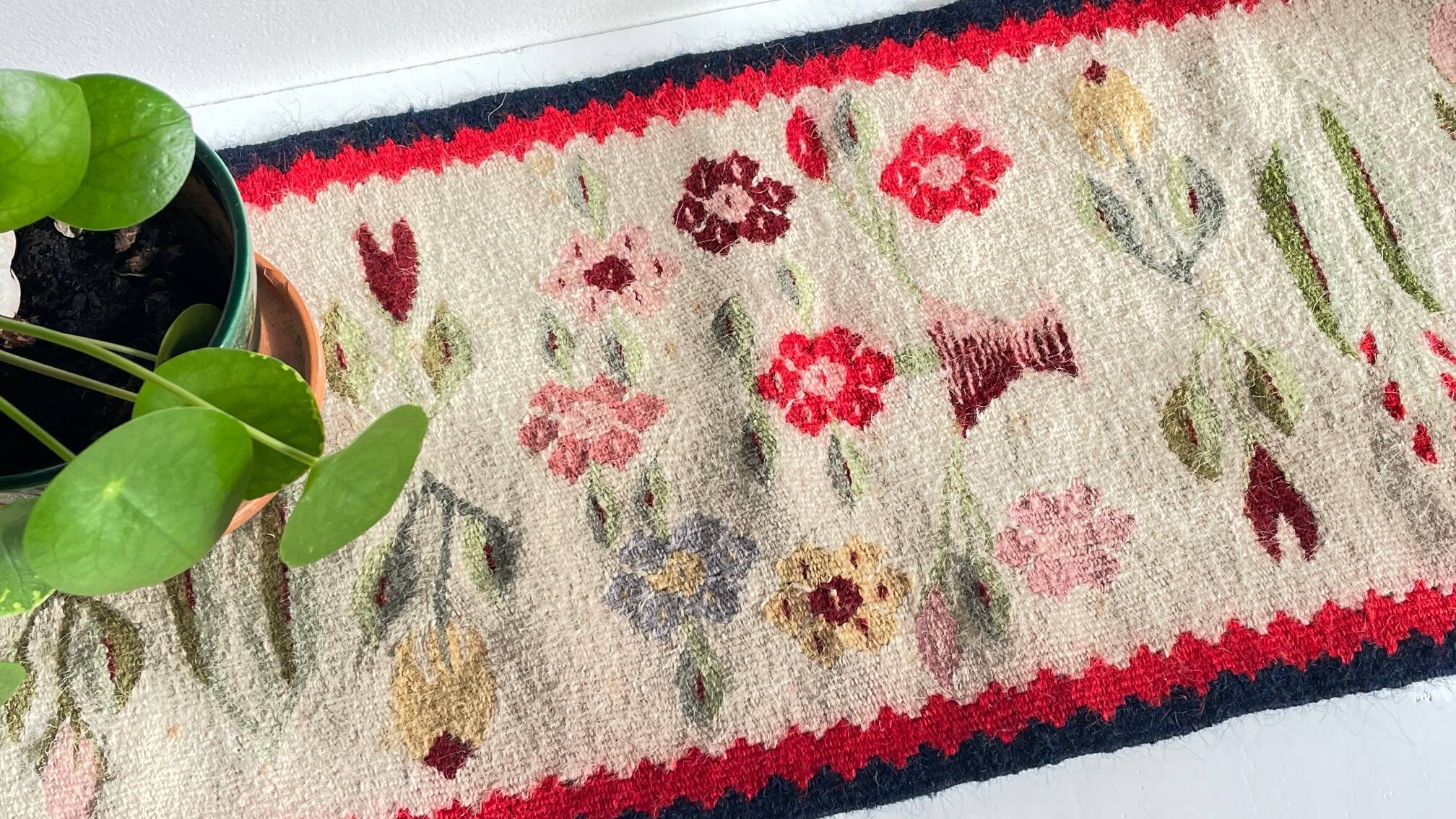Tapis Rollakan décor de tulipes vintage