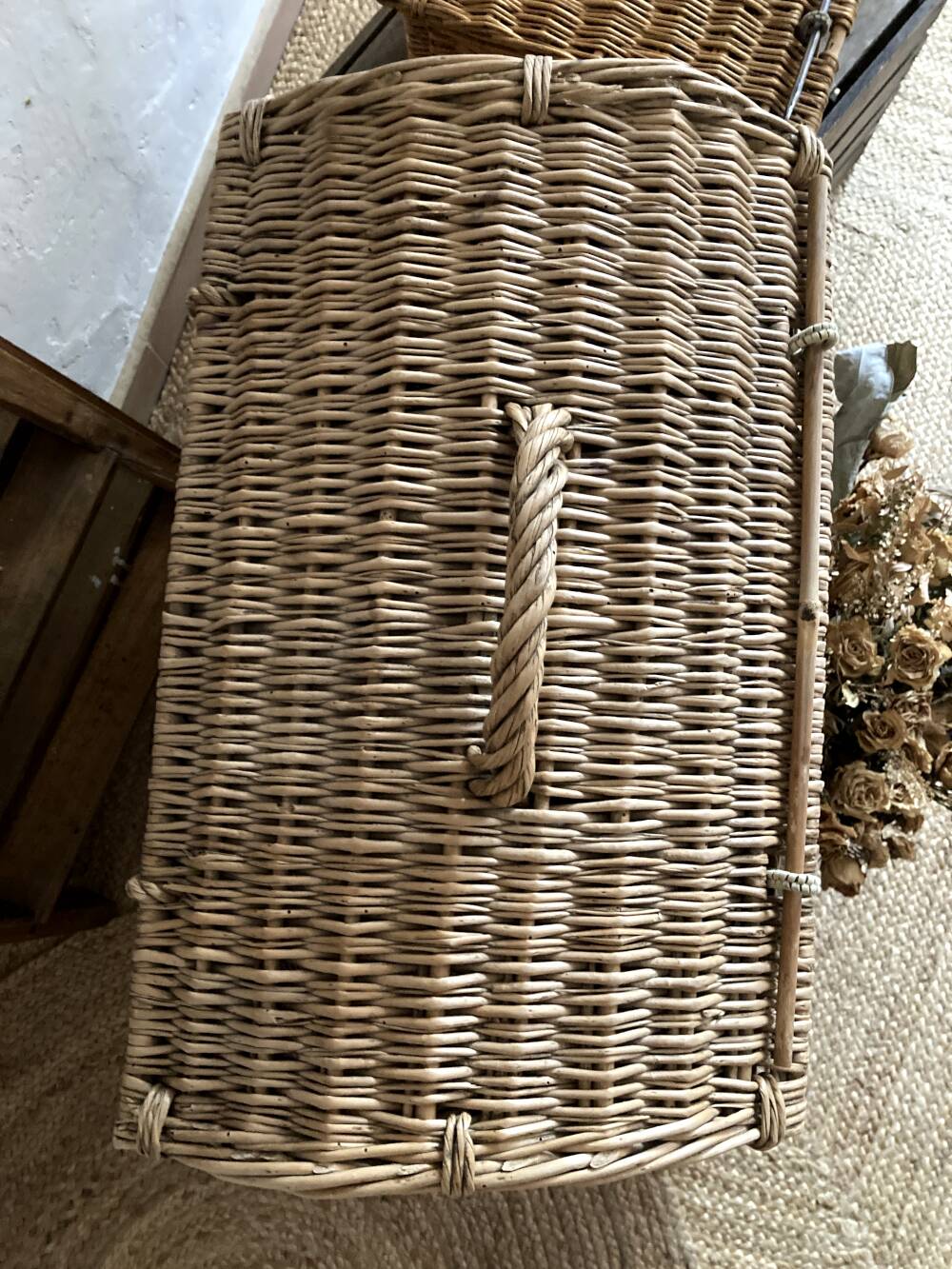 Wicker basket with convex lid