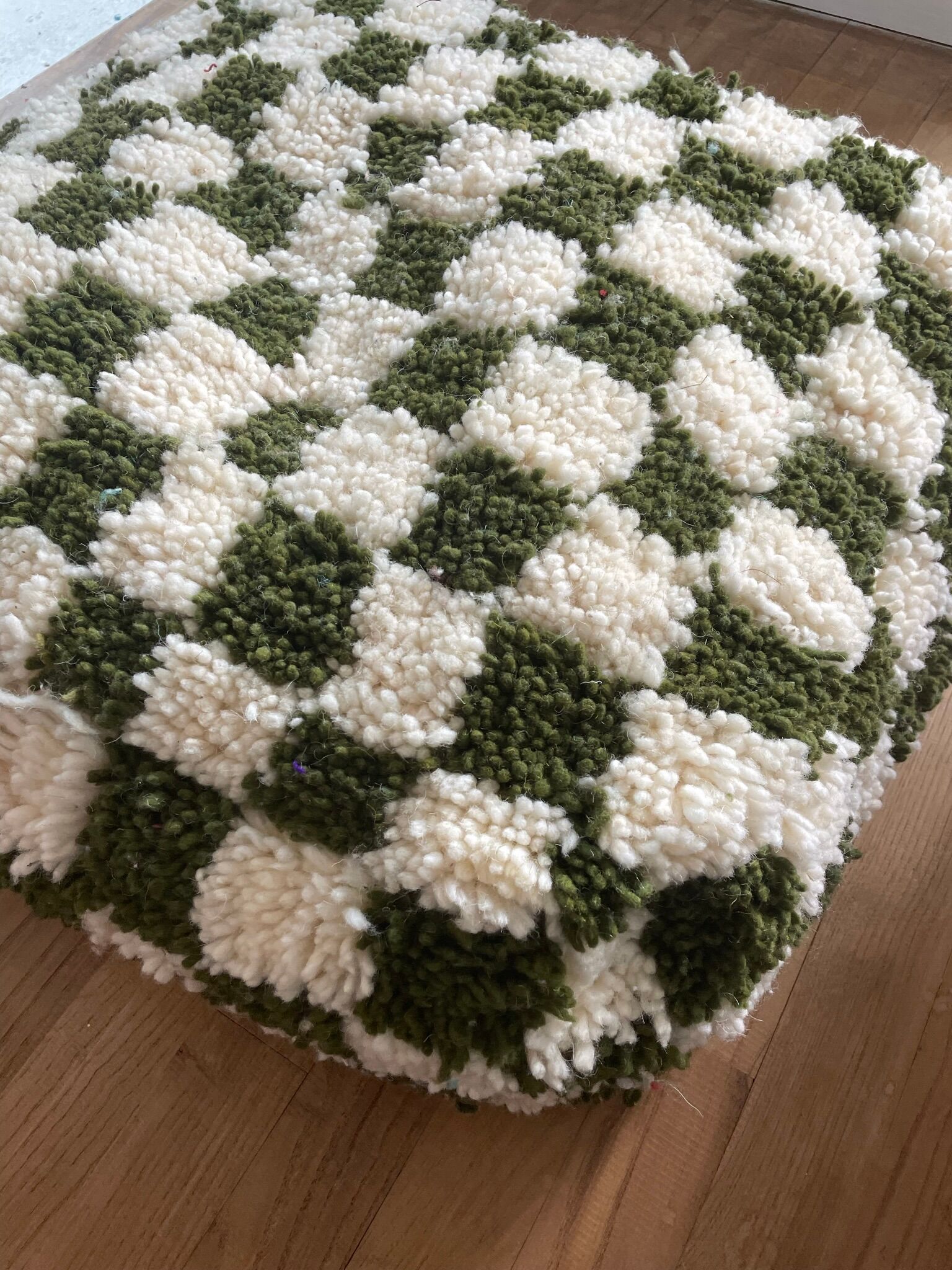 Pouf marocain berbère à damiers vert olive blanc